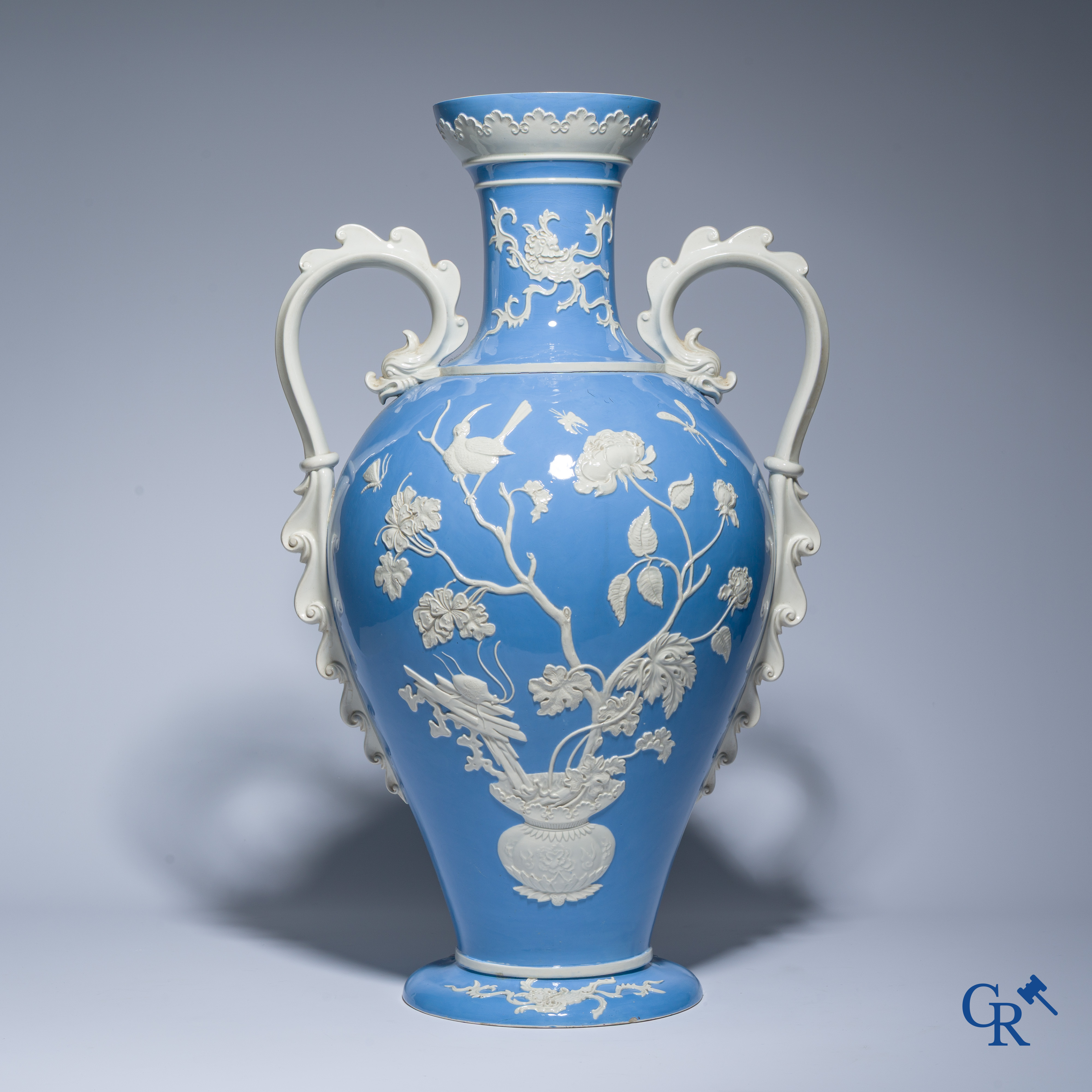 Uitzonderlijke en imposante vaas in faience met een Aziatisch decor. In de stijl van Wedgwood of Mintons. 19de eeuw.