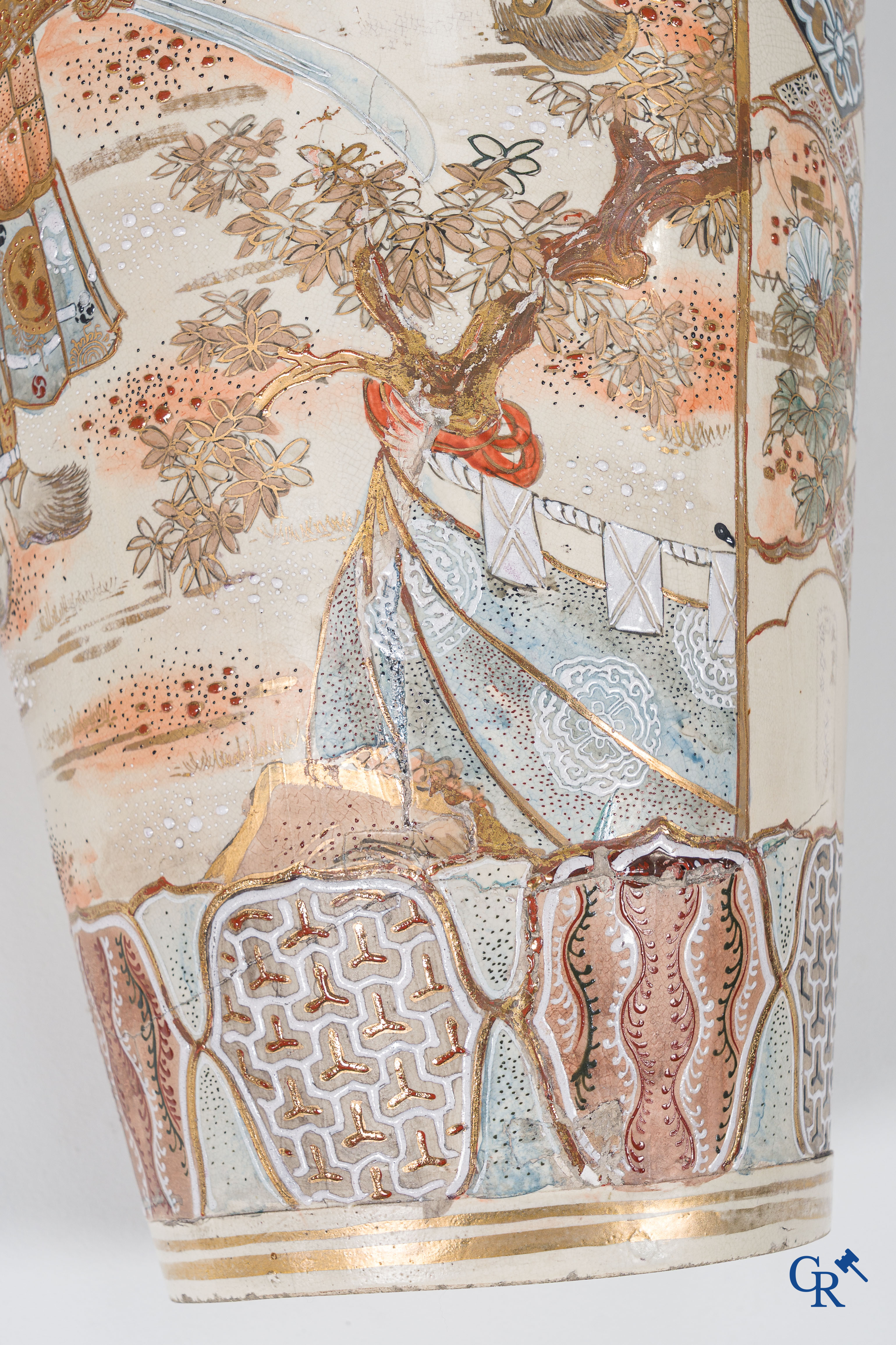 Aziatica. Japanse kunst. Uitzonderlijk groot paar fijn gedecoreerde Satsuma vazen. 19e eeuw.