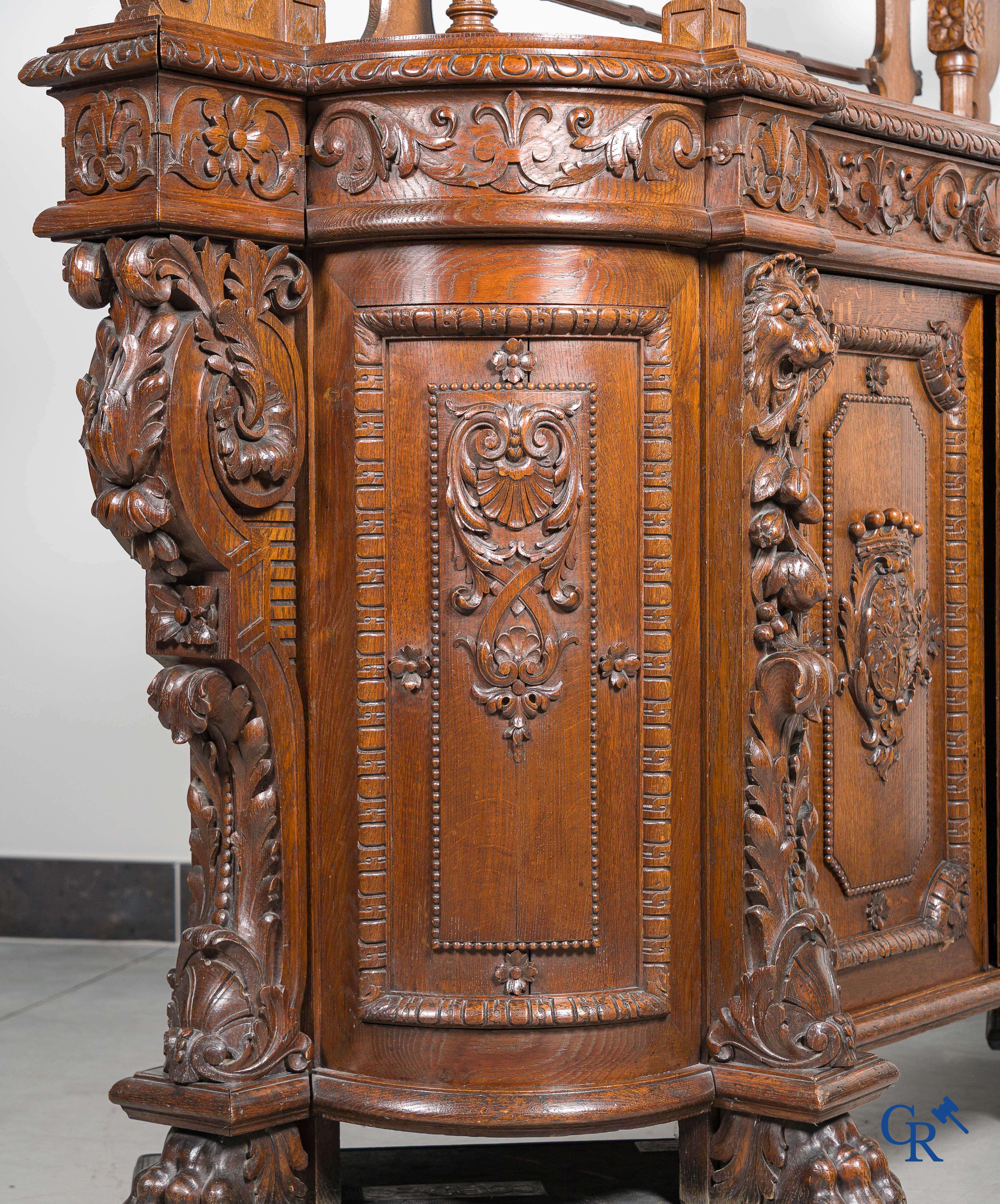 Meubelen. Rijkelijk gesculpteerd desserte meubel met wapenschilden in eikenhout. Louis XIII-stijl, 19de eeuw.