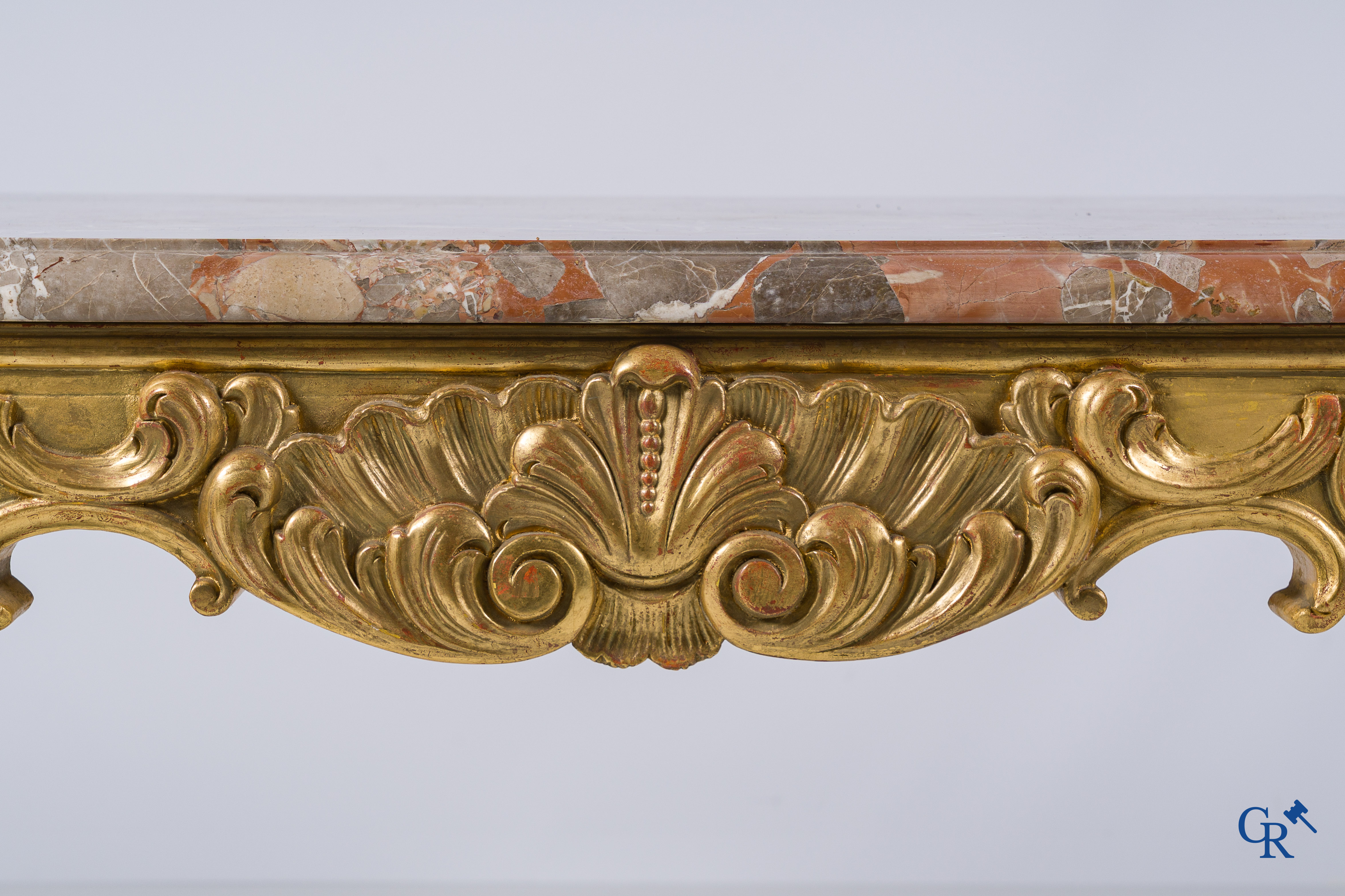 Hout gesculpteerde en vergulde console tafel met marmer bovenblad. LXV-stijl.