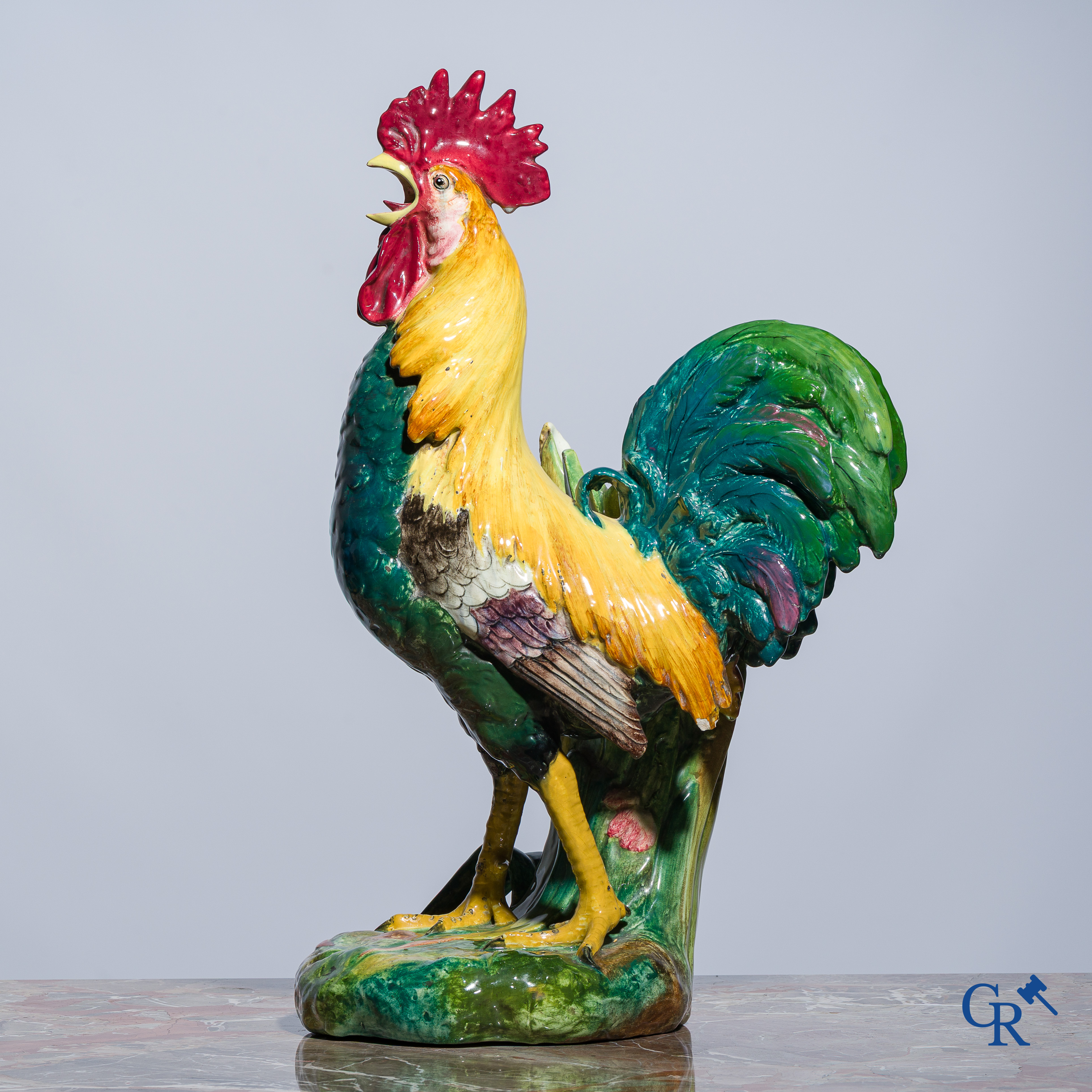 Delphin Massier, Vallauris. Grand coq debout en faïence émaillée polychrome, Signé. Vers 1890.