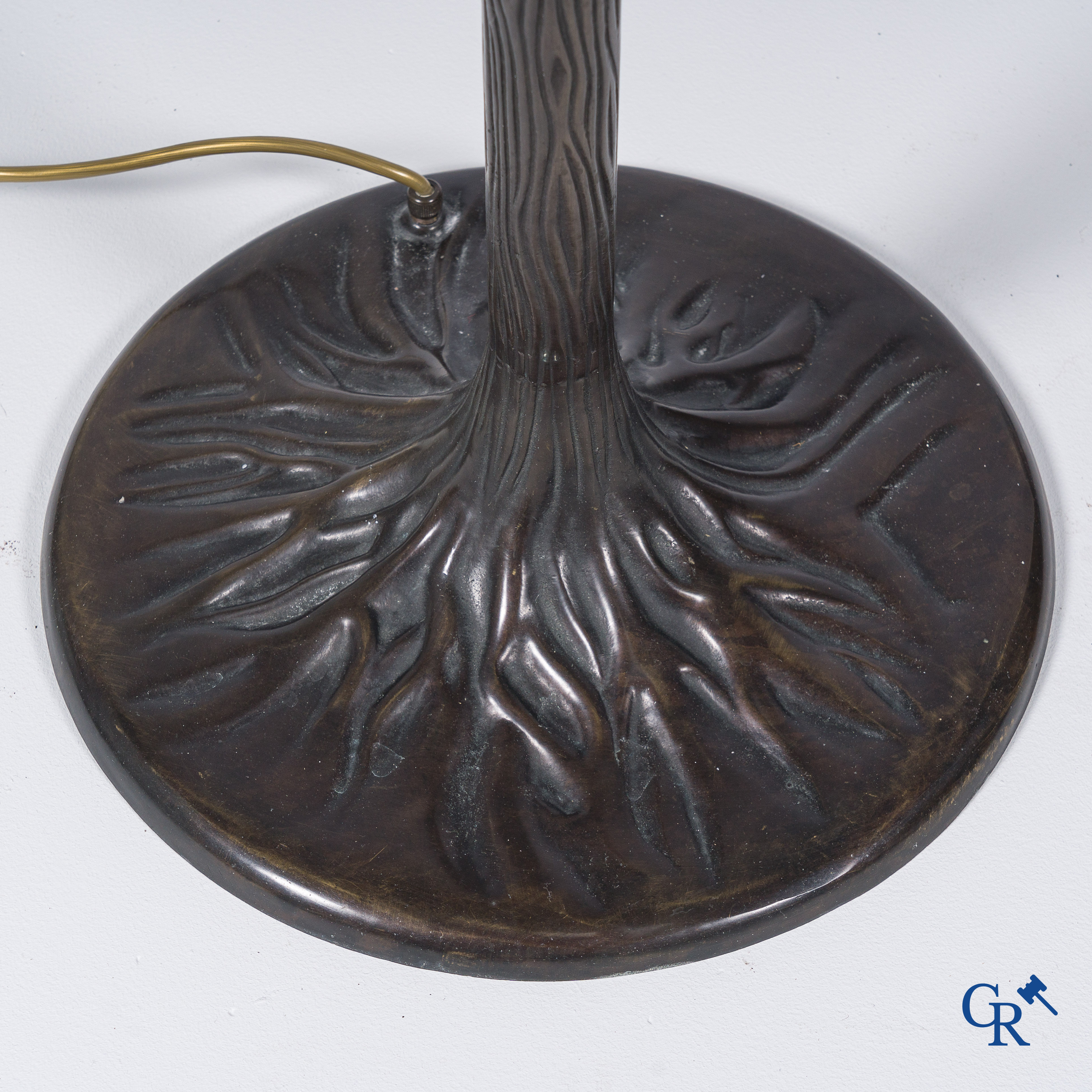 Staande lamp in brons en glas in lood met libellules. Tiffany stijl. 20ste eeuw.