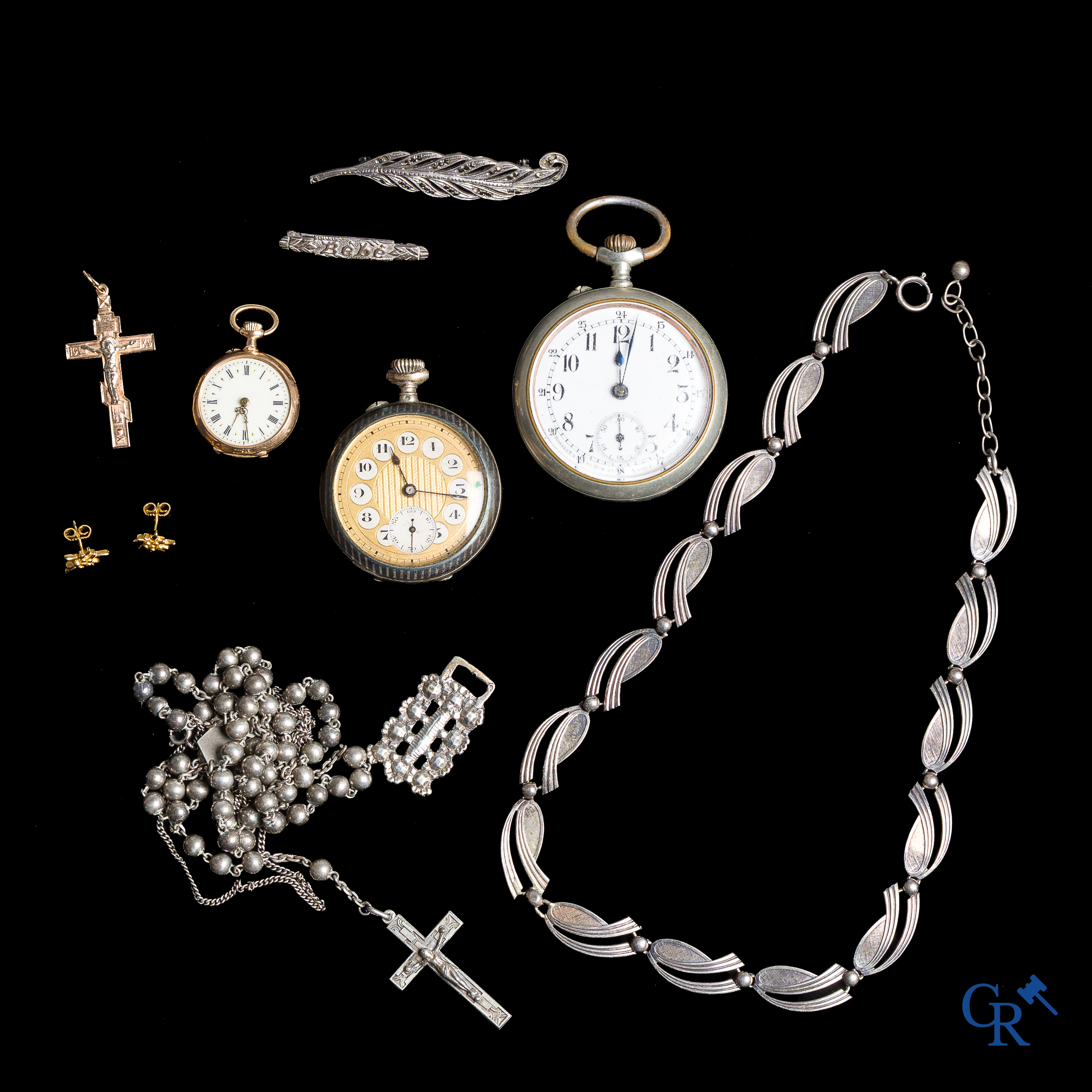 Kavel met een zakhorloge 750°/00, een kruis en oorringen in goud 585°/00, zilver juwelen en 2 zakhorloges.