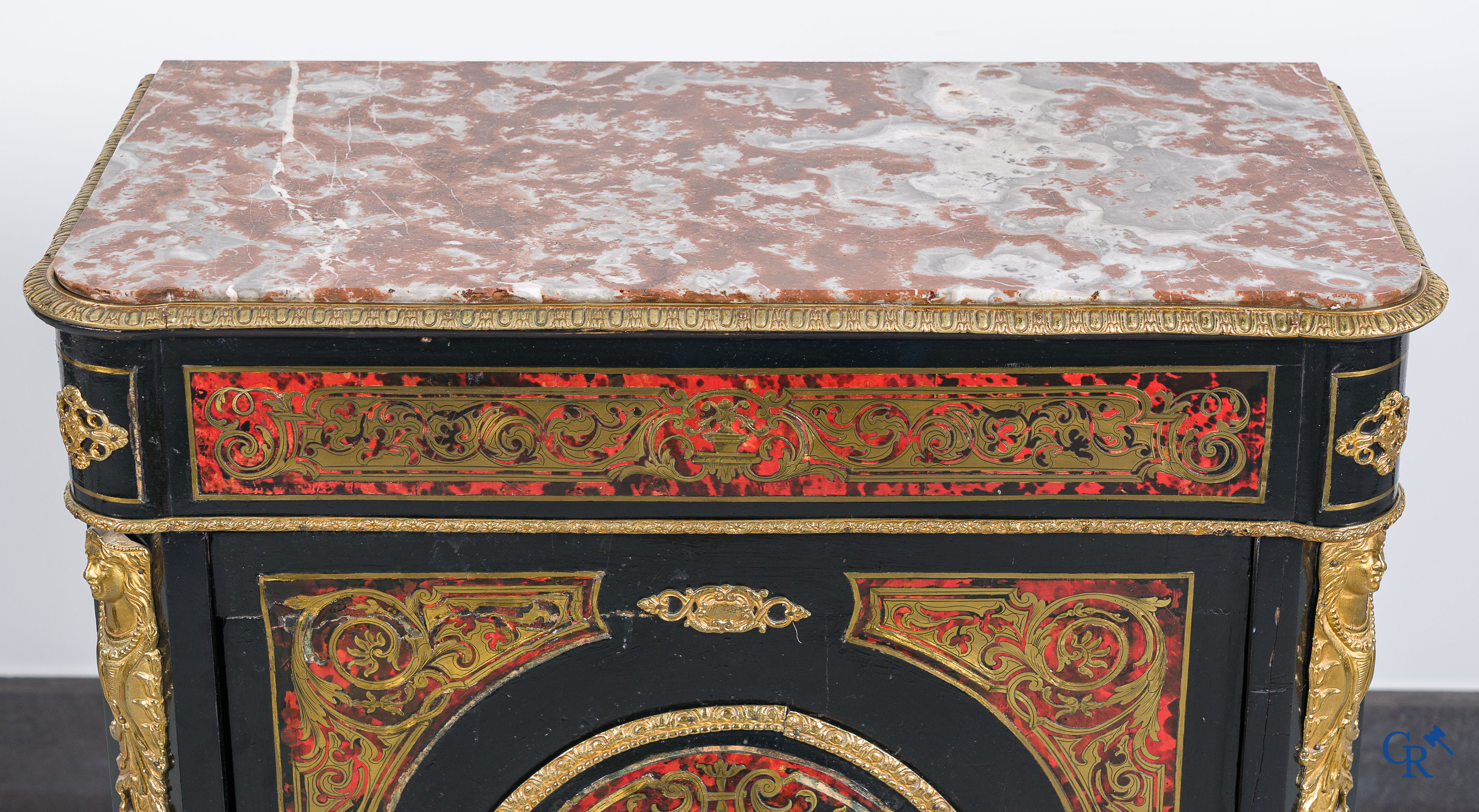 Kavel bestaande uit een Boulle-stijl kast, een vergulde LXVI-stijl geuridon en een paar grote bronzen applieken.