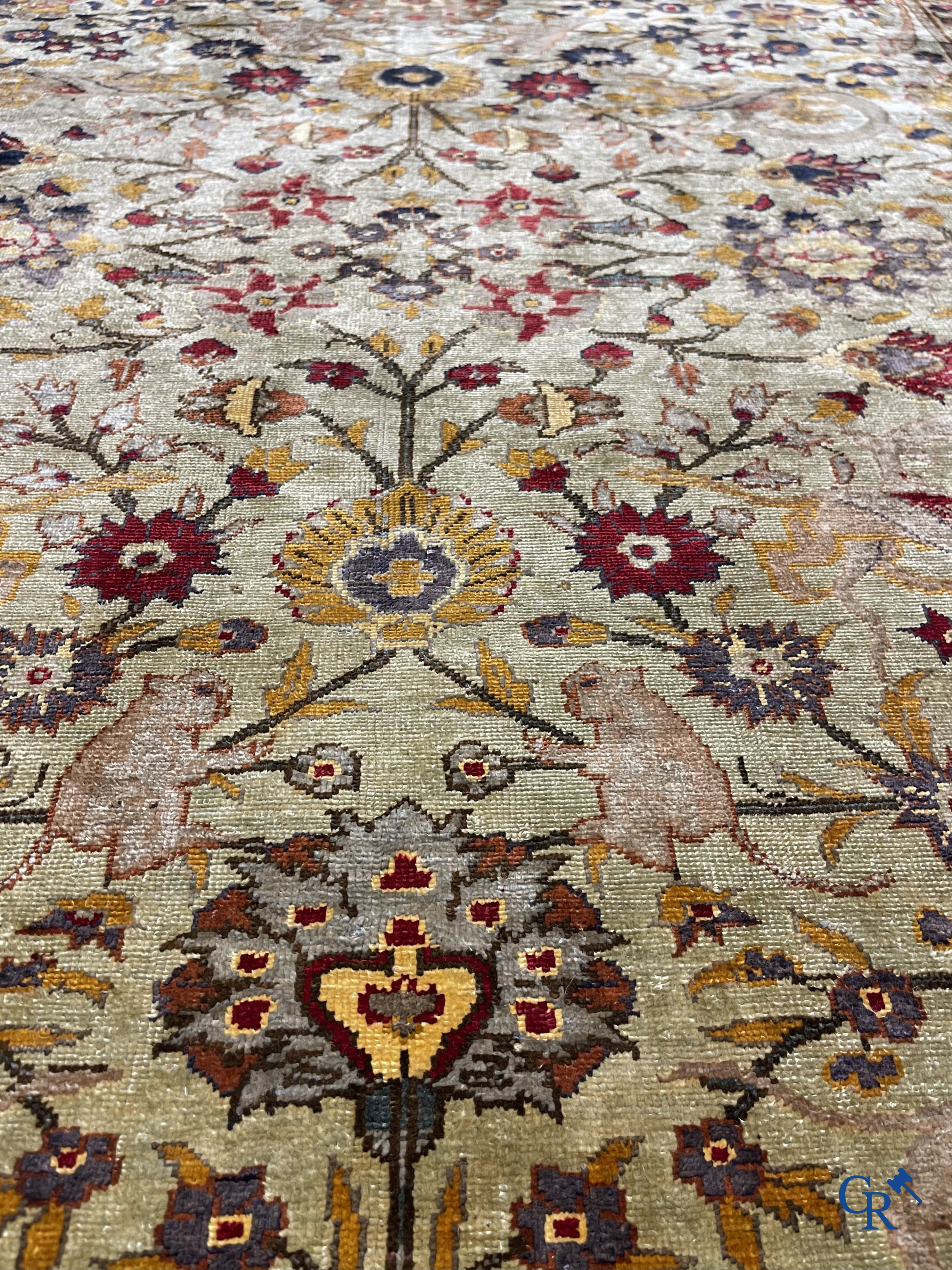 Oosterse tapijten. Antiek handgeknoopt zijden tapijt met dieren en floraal decor op goudkleurige fond.