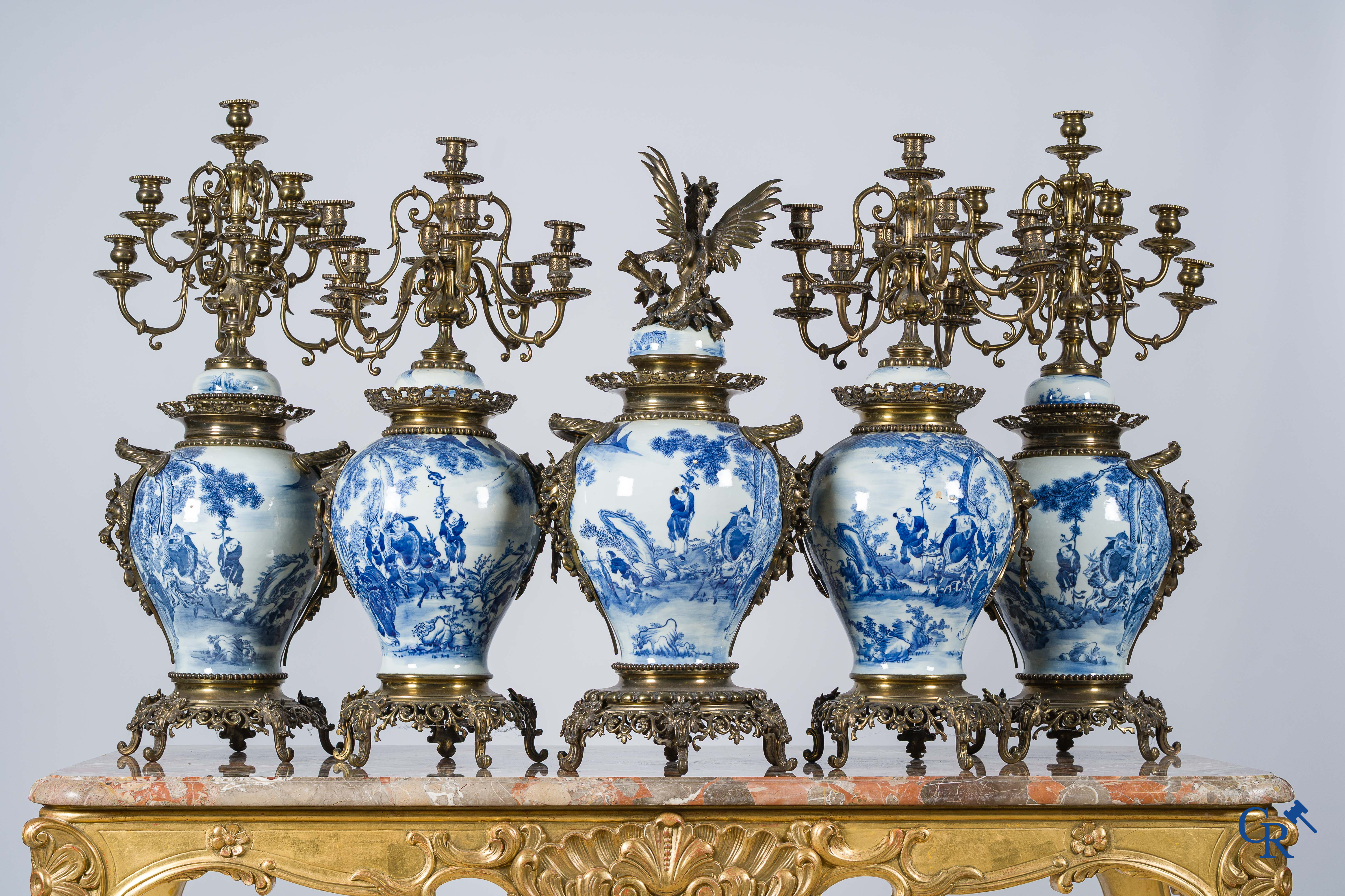 Aziatica. Chinees porselein. Imposante 5-delige schouwgarnituur in Chinees blauw wit porselein en brons.