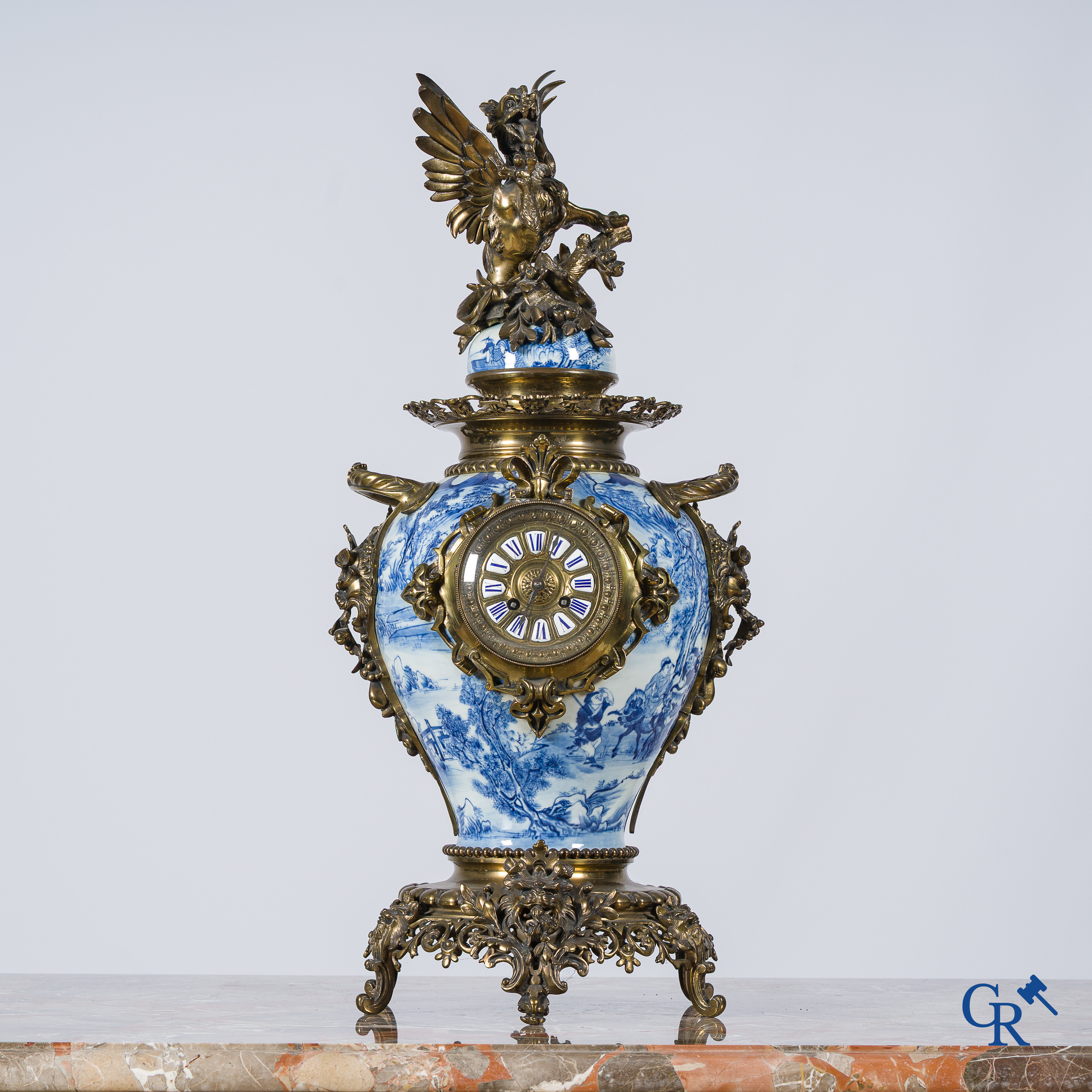 Aziatica. Chinees porselein. Imposante 5-delige schouwgarnituur in Chinees blauw wit porselein en brons.