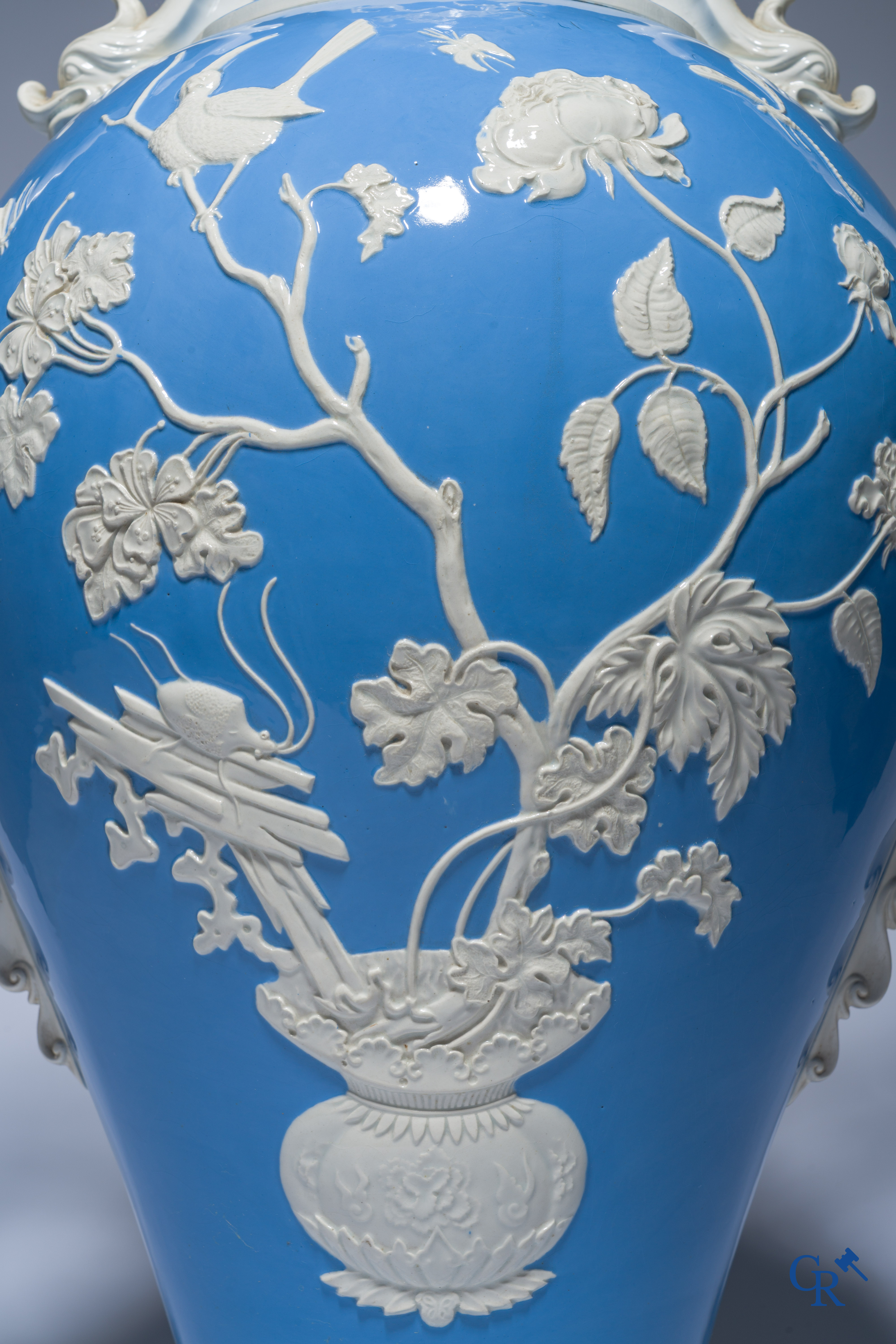 Uitzonderlijke en imposante vaas in faience met een Aziatisch decor. In de stijl van Wedgwood of Mintons. 19de eeuw.