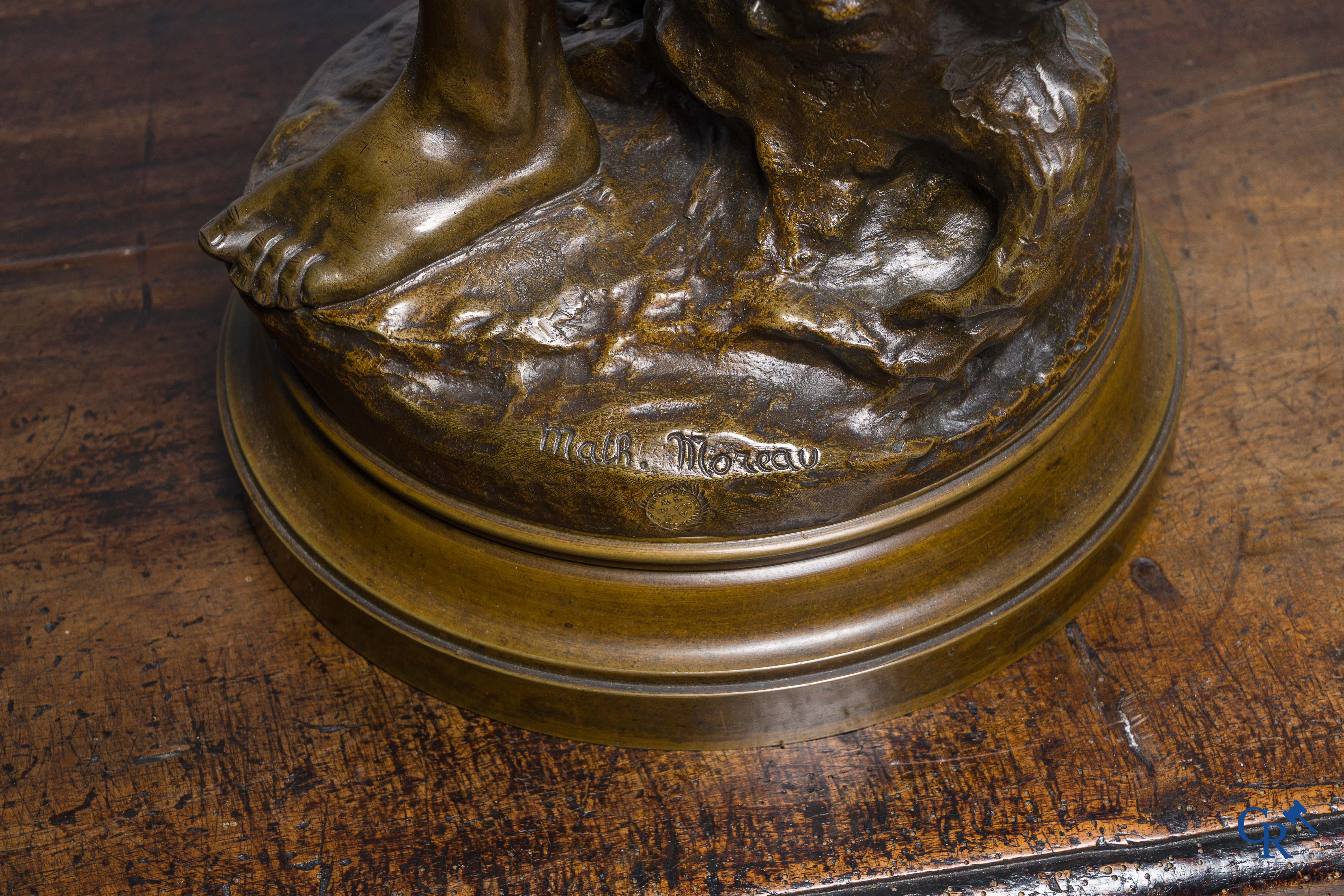 Mathurin Moreau. "Le Chasseur" Bronzen beeld op draaisokkel. Gieterijstempel H.V. Médaille d'Or. Exposition Paris 1900.