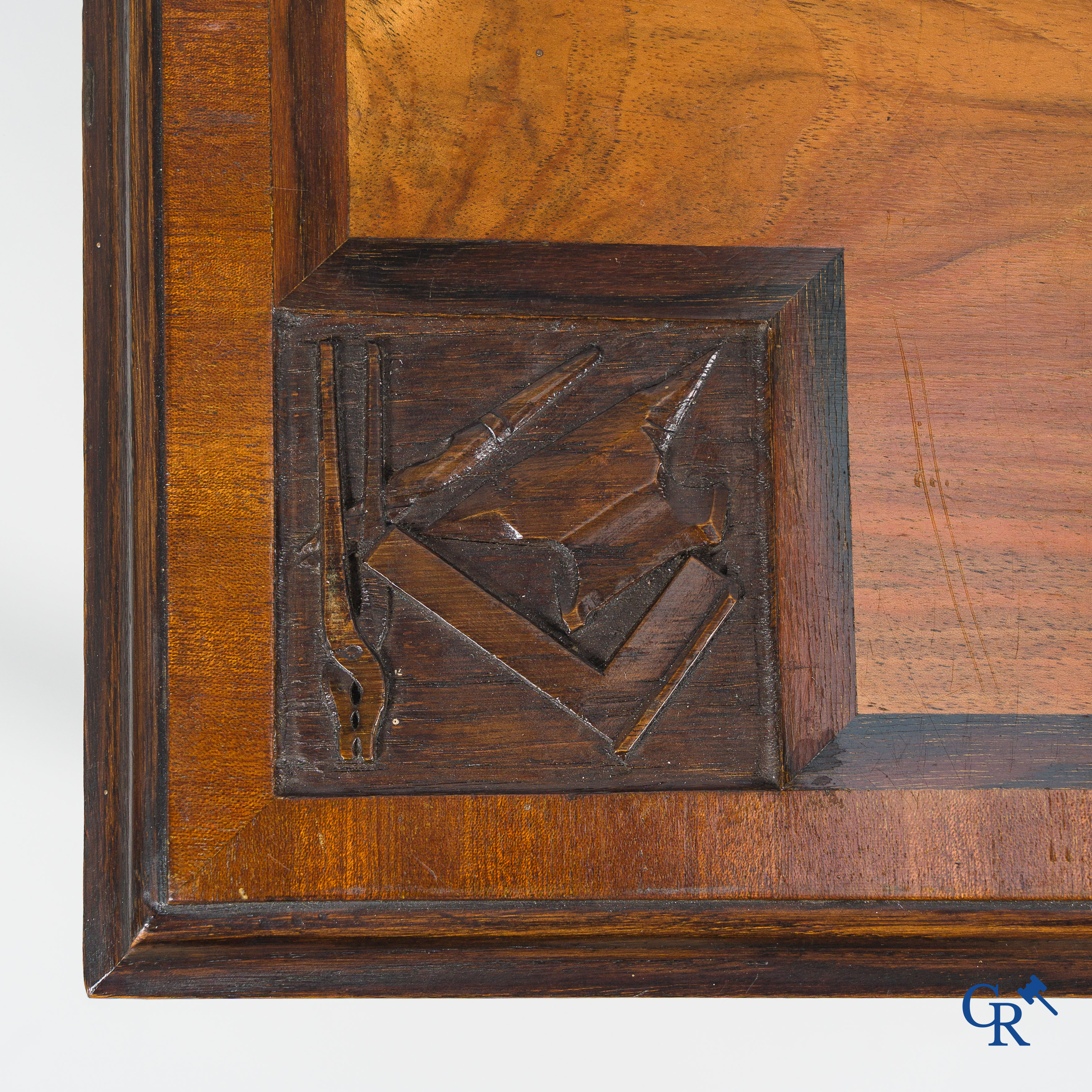 Picanol, Ieper. Uitzonderlijke tafel met taferelen van weefgetouwen, ambachten en wapenschilden. Augustus 1946.