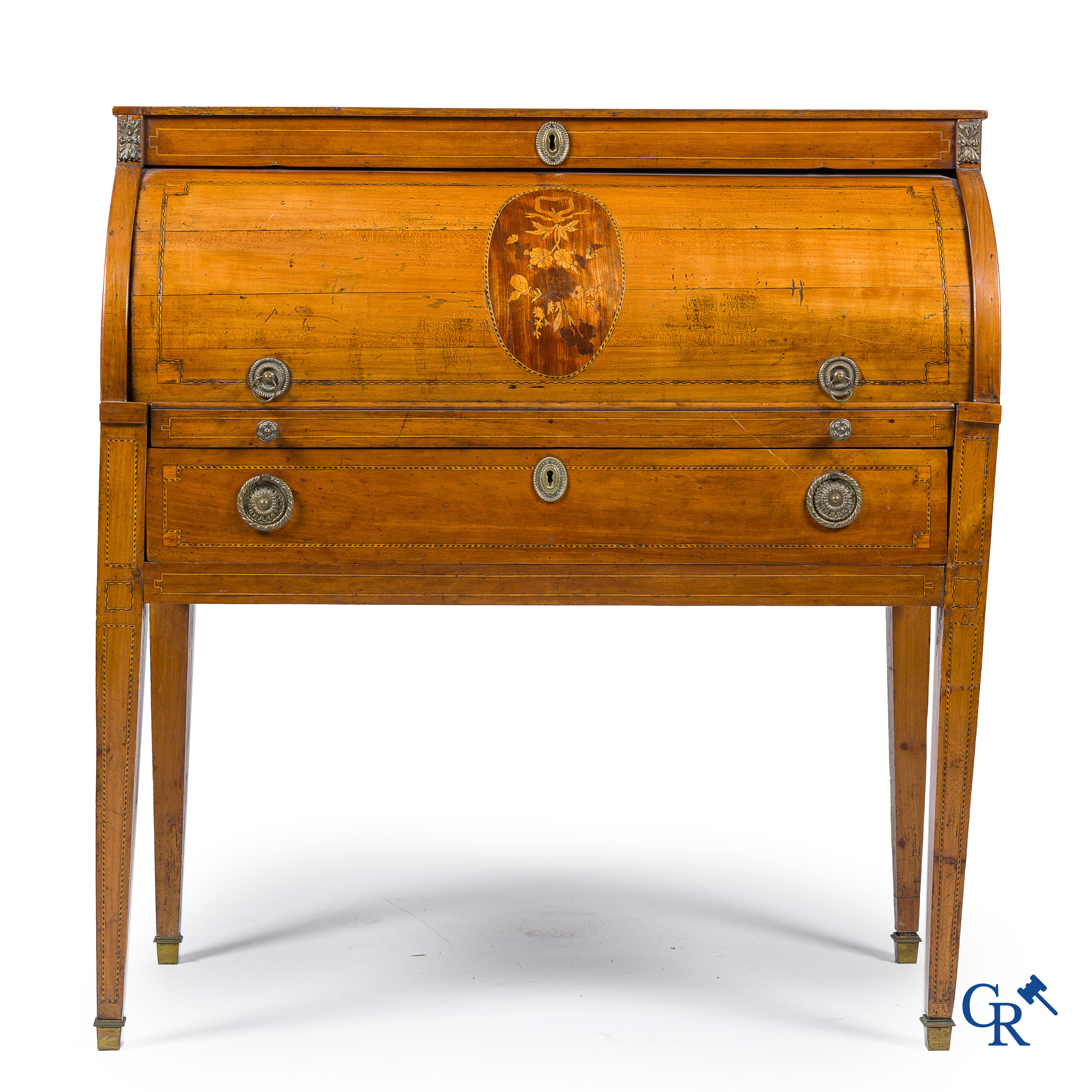 LXVI-tijdperk. Een dames cilinderbureau in kerselaar en marqueterie. Frankrijk eind 18e eeuw.