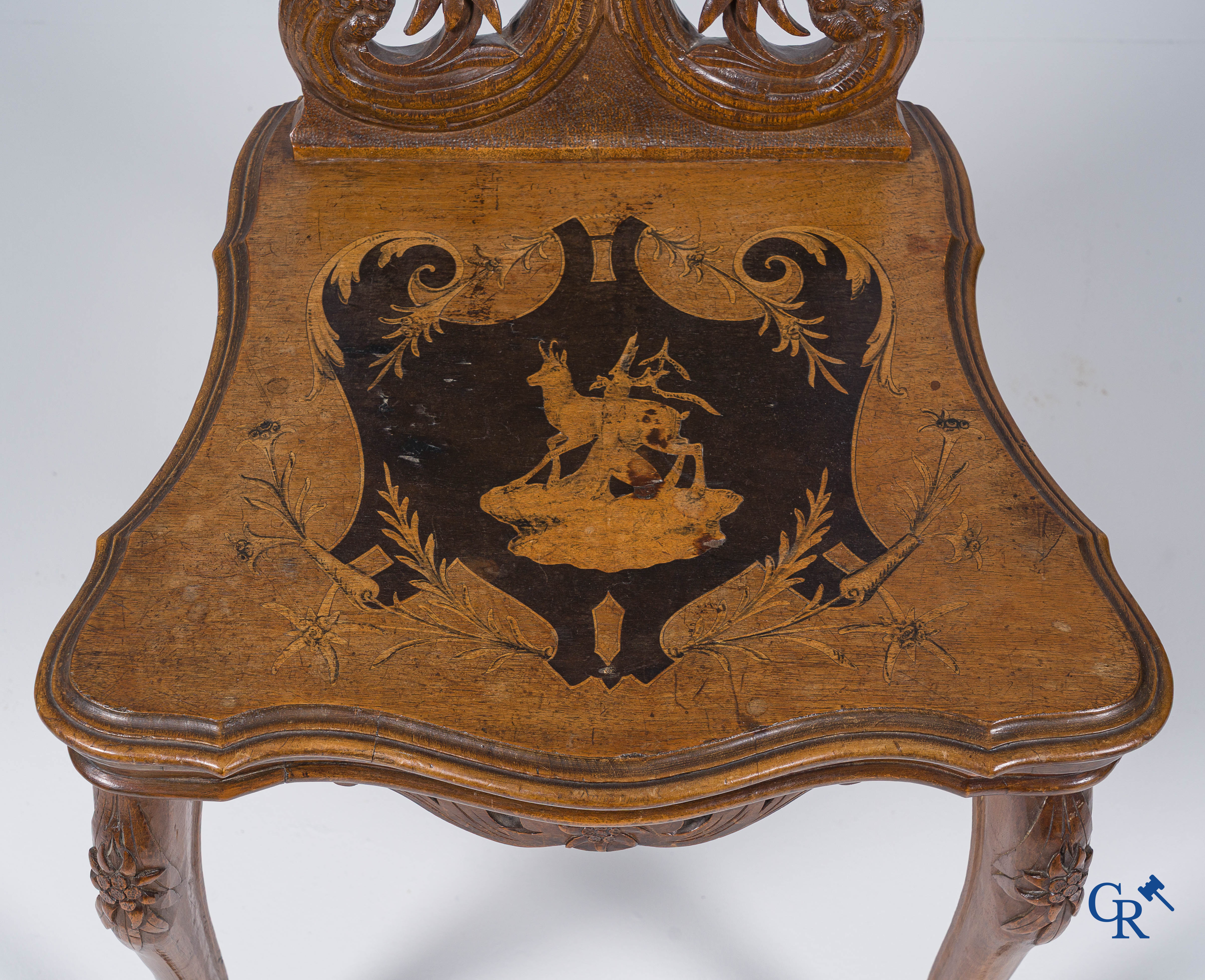 Black forest. Stoel met muziekdoos in gesculpteerd lindenhout met marqueterie. Zwarte Woud regio, circa 1880