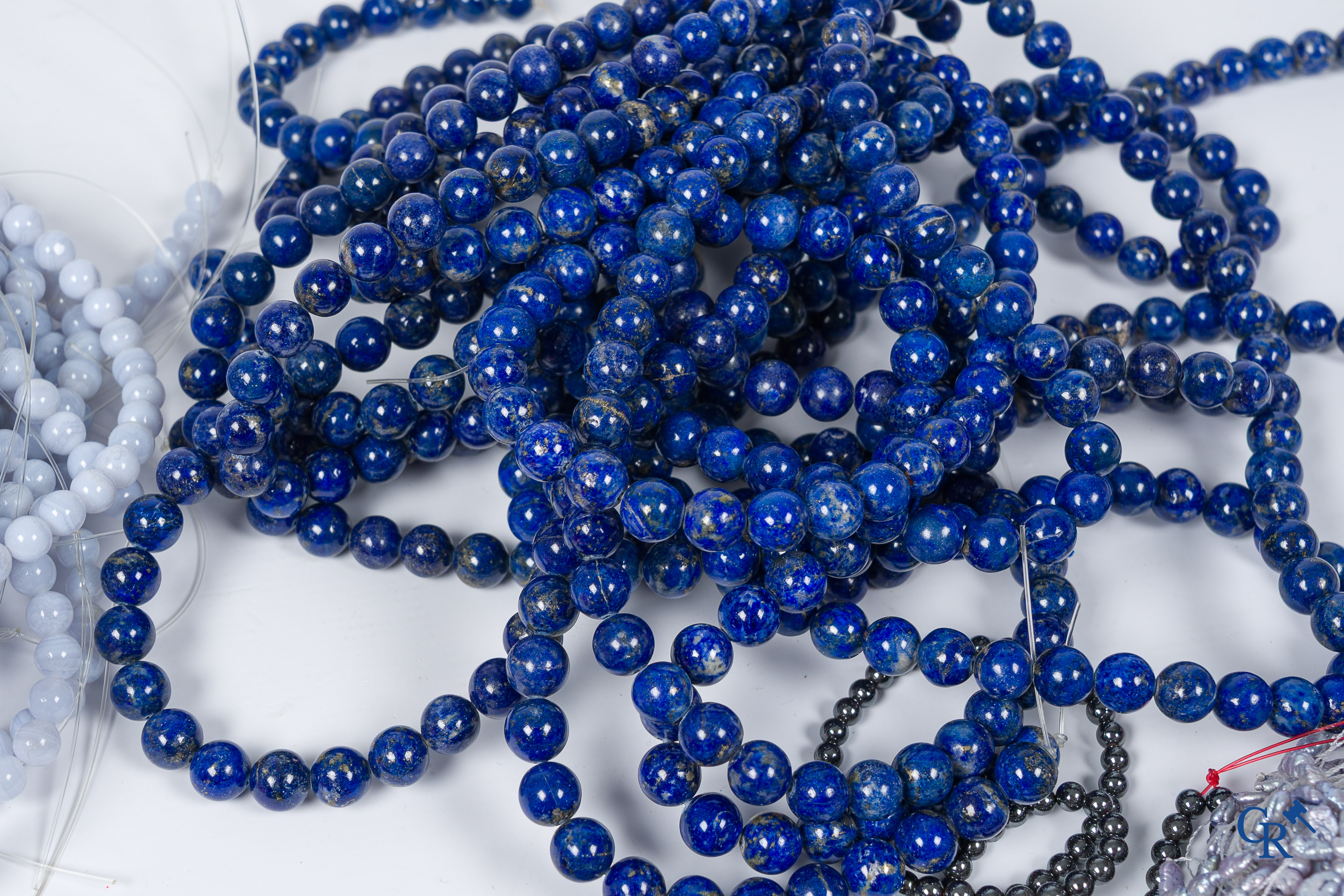 Groot lot met parels en diverse halfedelstenen voor het maken van juwelen. Lapis Lazulli, roze opaal, onix enz.