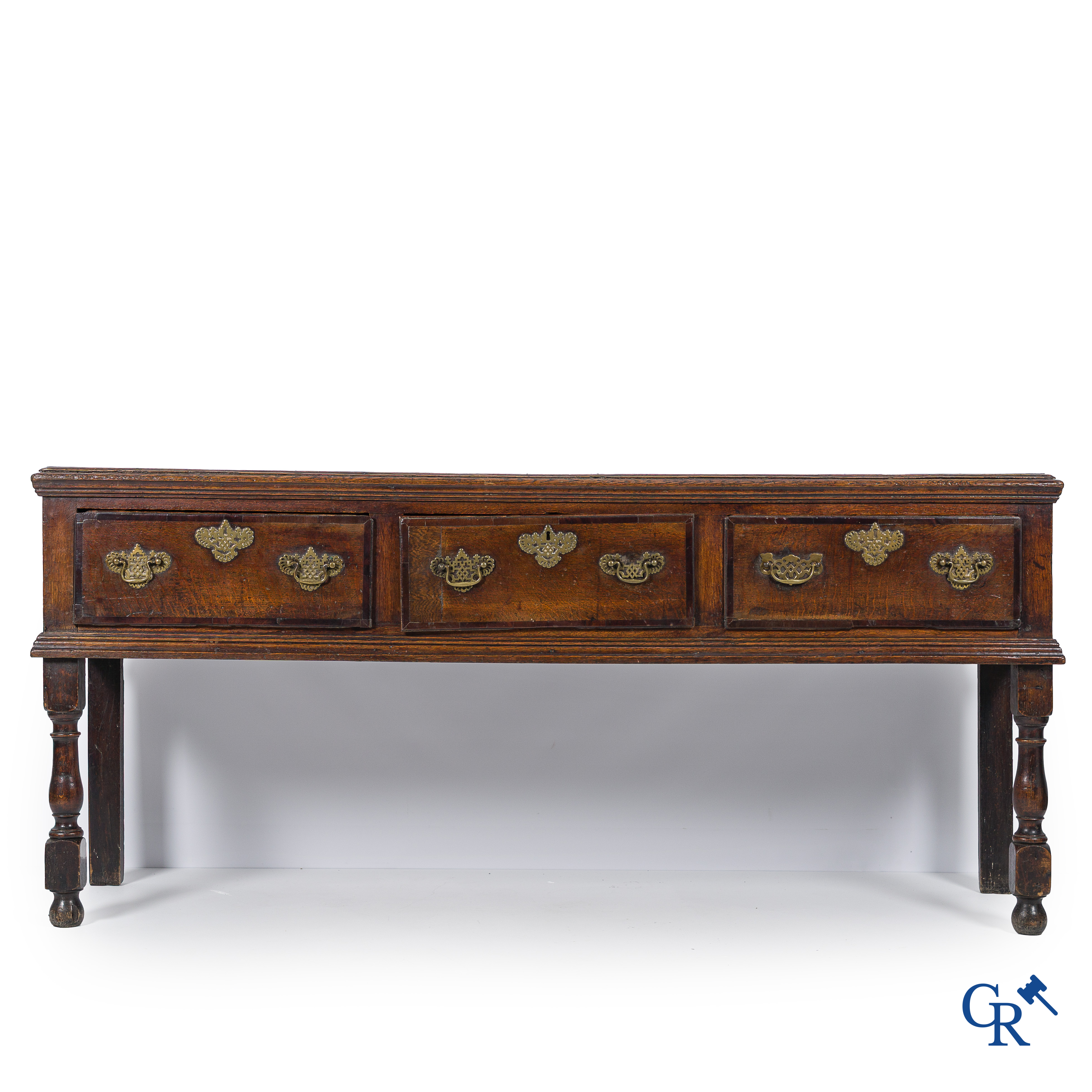Meubilair. Antieke Engelse eiken dressoir of sideboard met 3 laden. Engeland, circa 1740.