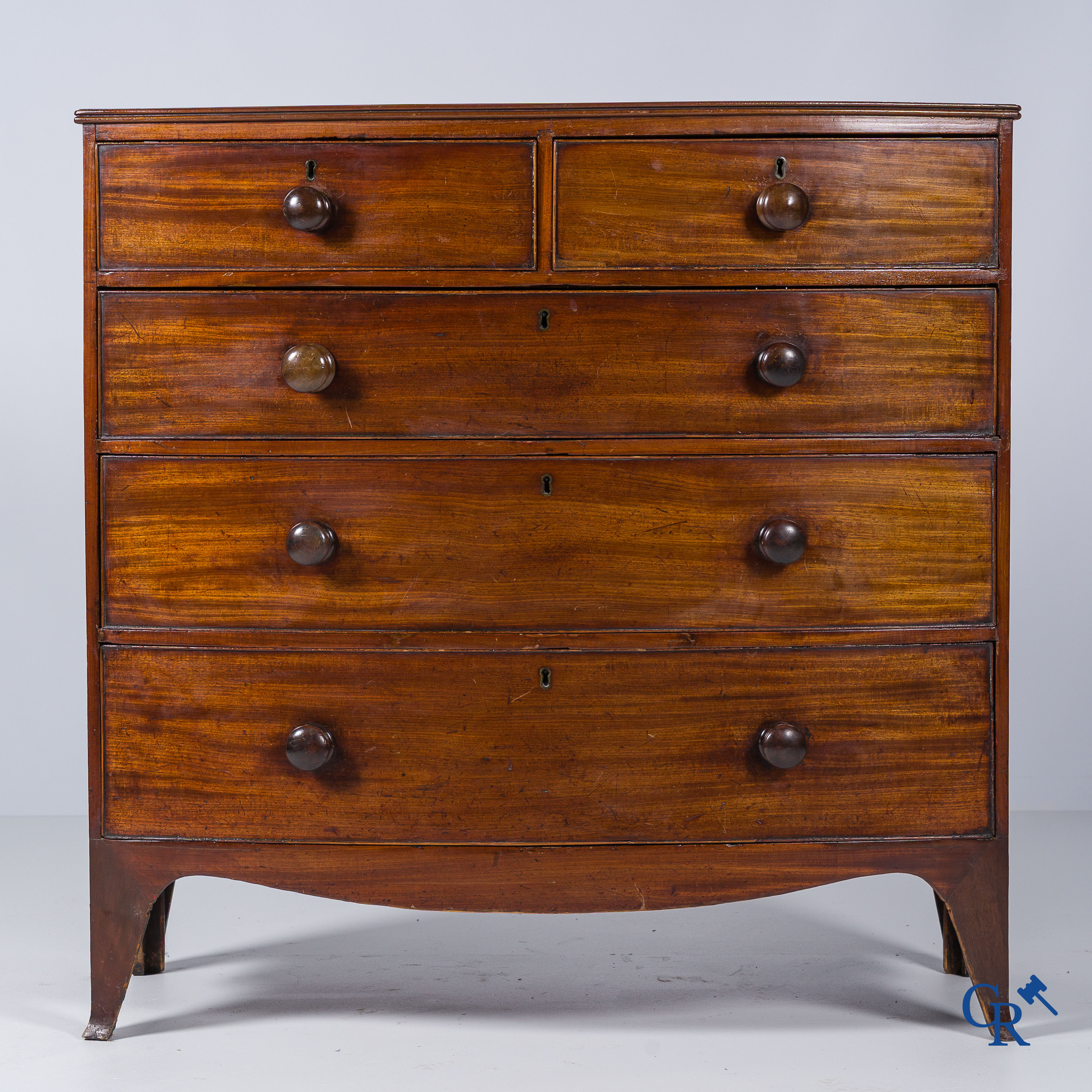 Meubelen. Zogenaamde "Bow front" commode met 5 laden in mahoniehout. Engeland 19e eeuw.