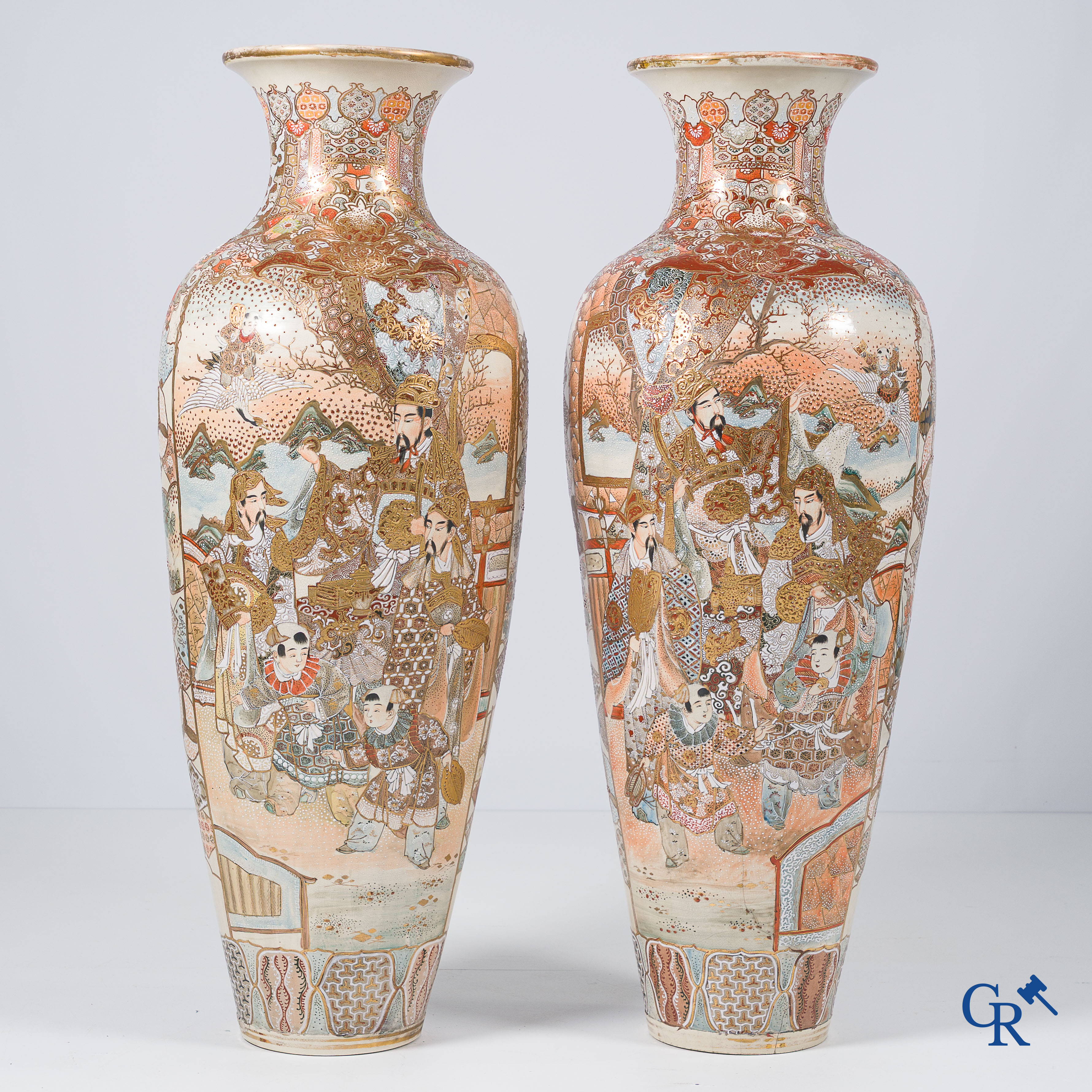 Aziatica. Japanse kunst. Uitzonderlijk groot paar fijn gedecoreerde Satsuma vazen. 19e eeuw.