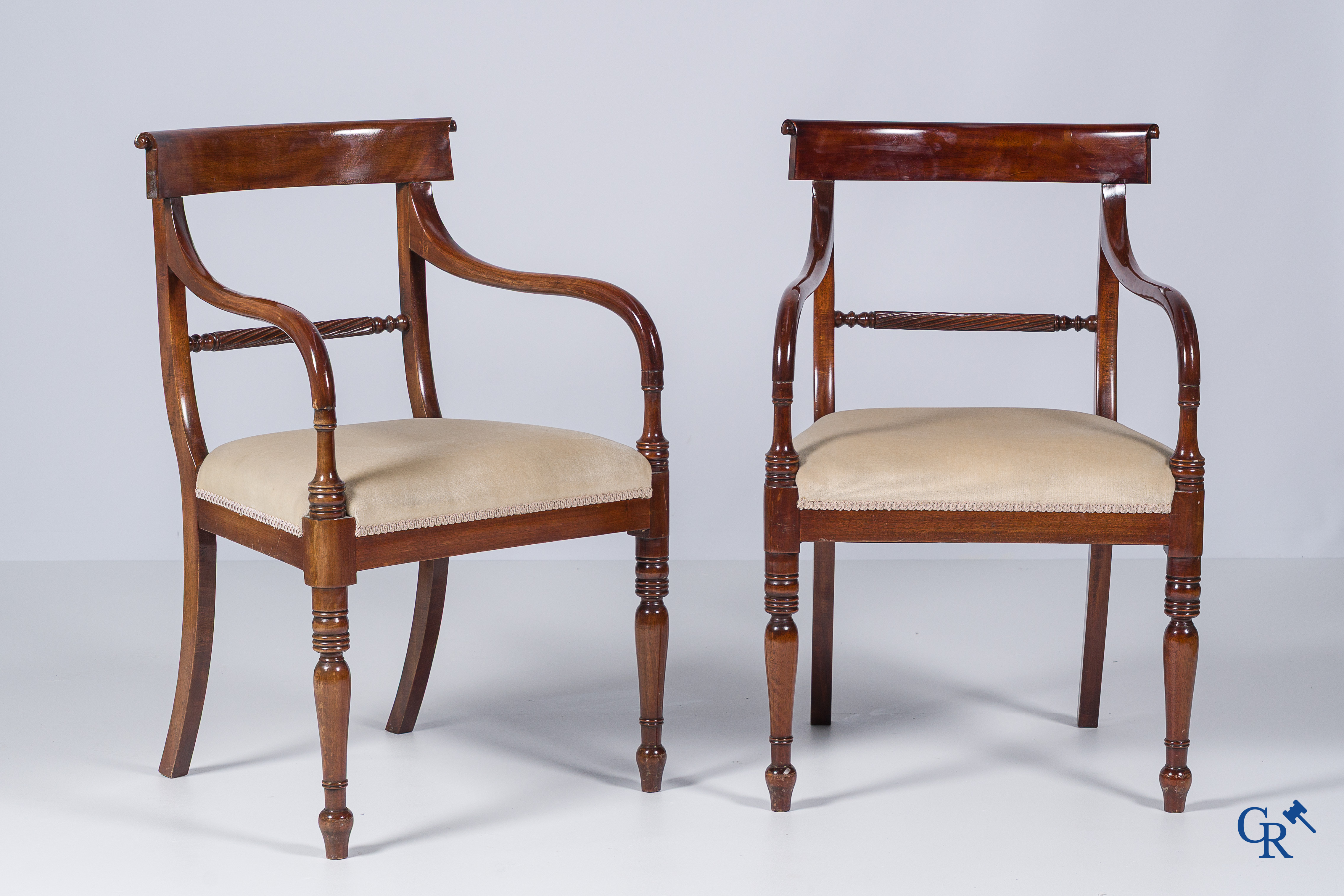 Ensemble van een mahoniehouten tafel met verlengstukken, 2 armstoelen en 6 stoelen in Engelse Regency stijl.