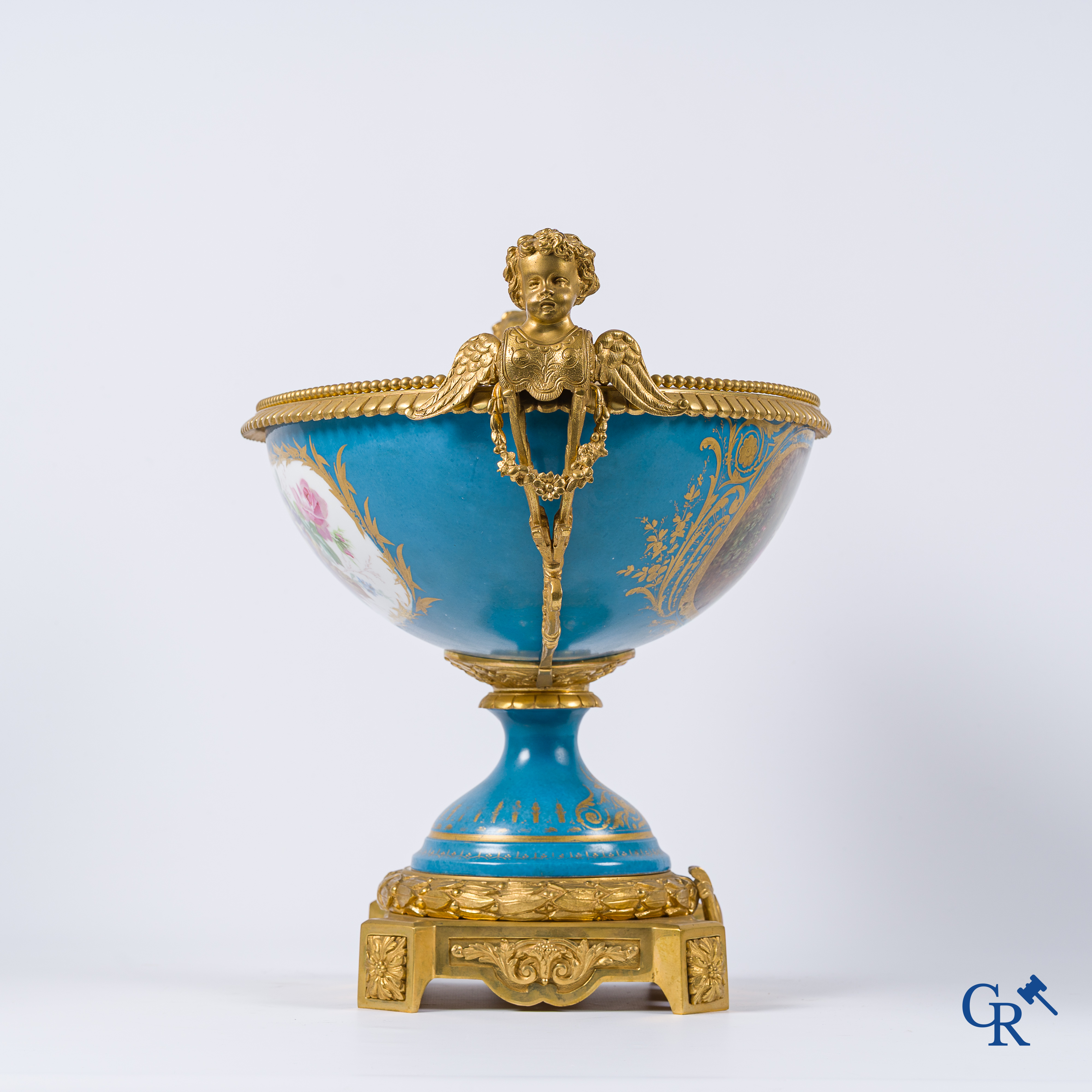 Sèvres. Imposante milieu de table in Sèvres porselein met vergulde bronzen monturen. LXVI-stijl, circa 1900.