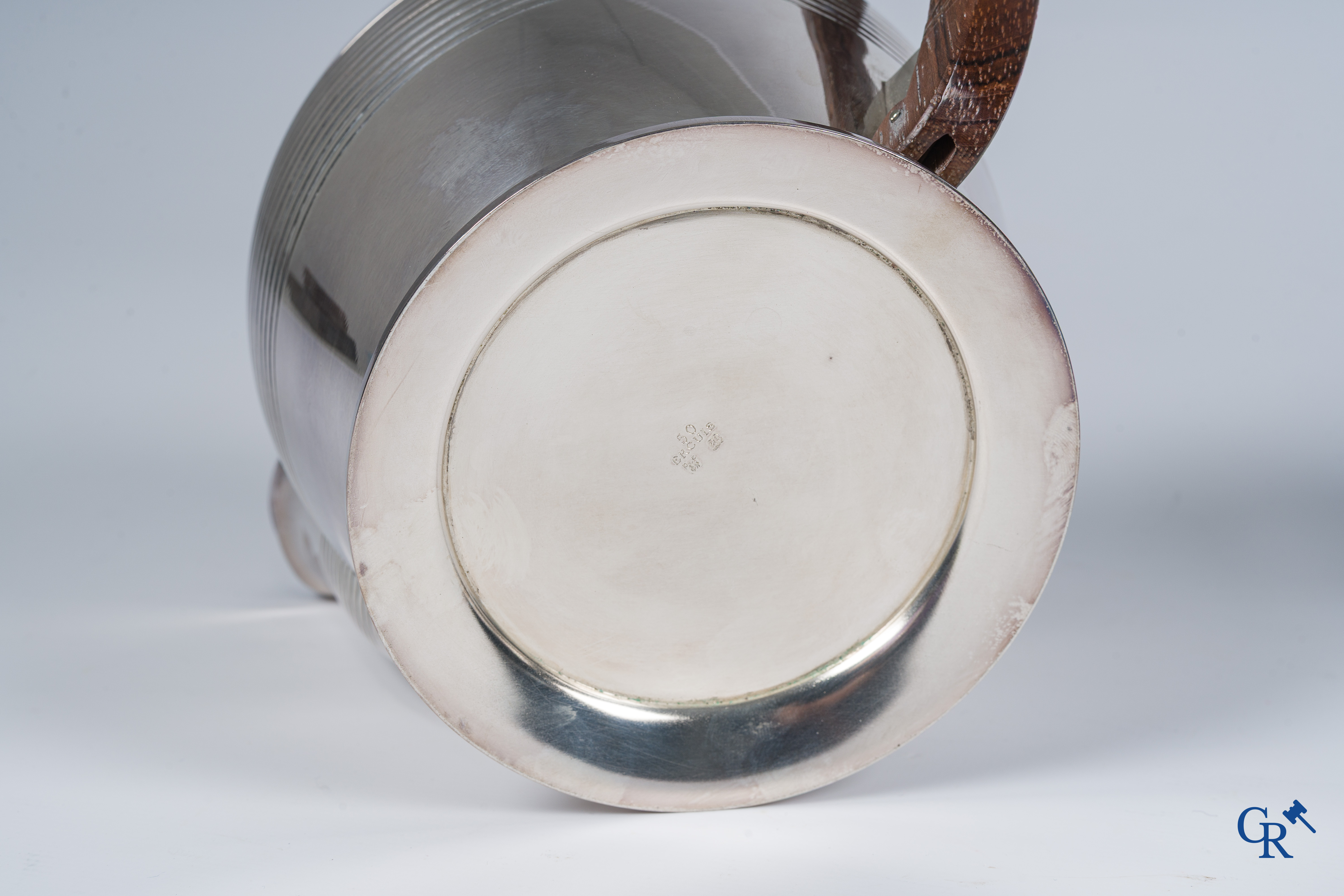 Art Deco. Ercuis, circa 1930. Koffie- en theeservies in verzilverd metaal.  6 Figuren in verzilverd metaal toegevoegd.