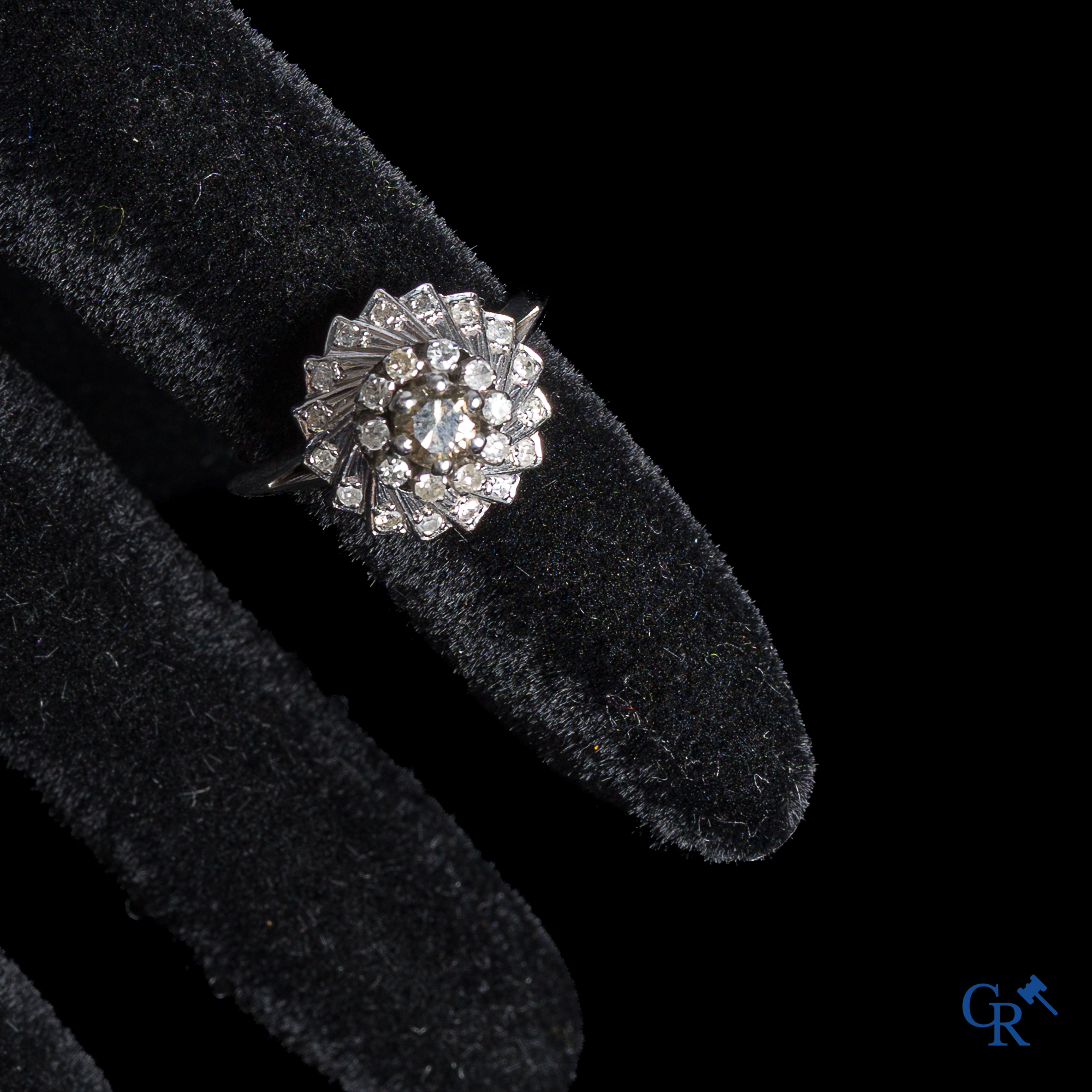 Juwelen. Ring in witgoud 750°/00 bezet met kleine diamanten.
