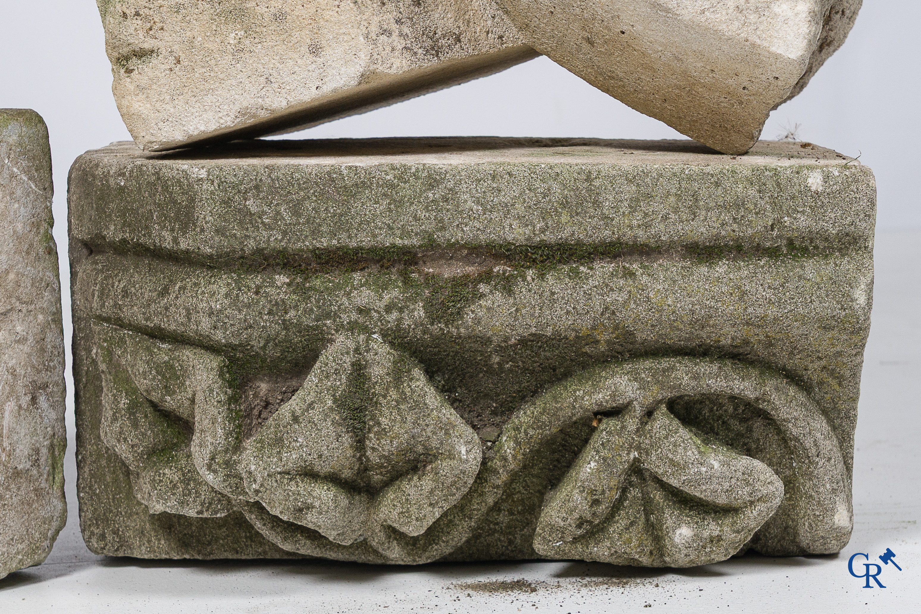 Kavel met antieke gesculpteerde ornamenten waaronder Franse witsteen en een 18e eeuws smeedijzer torenkruis.