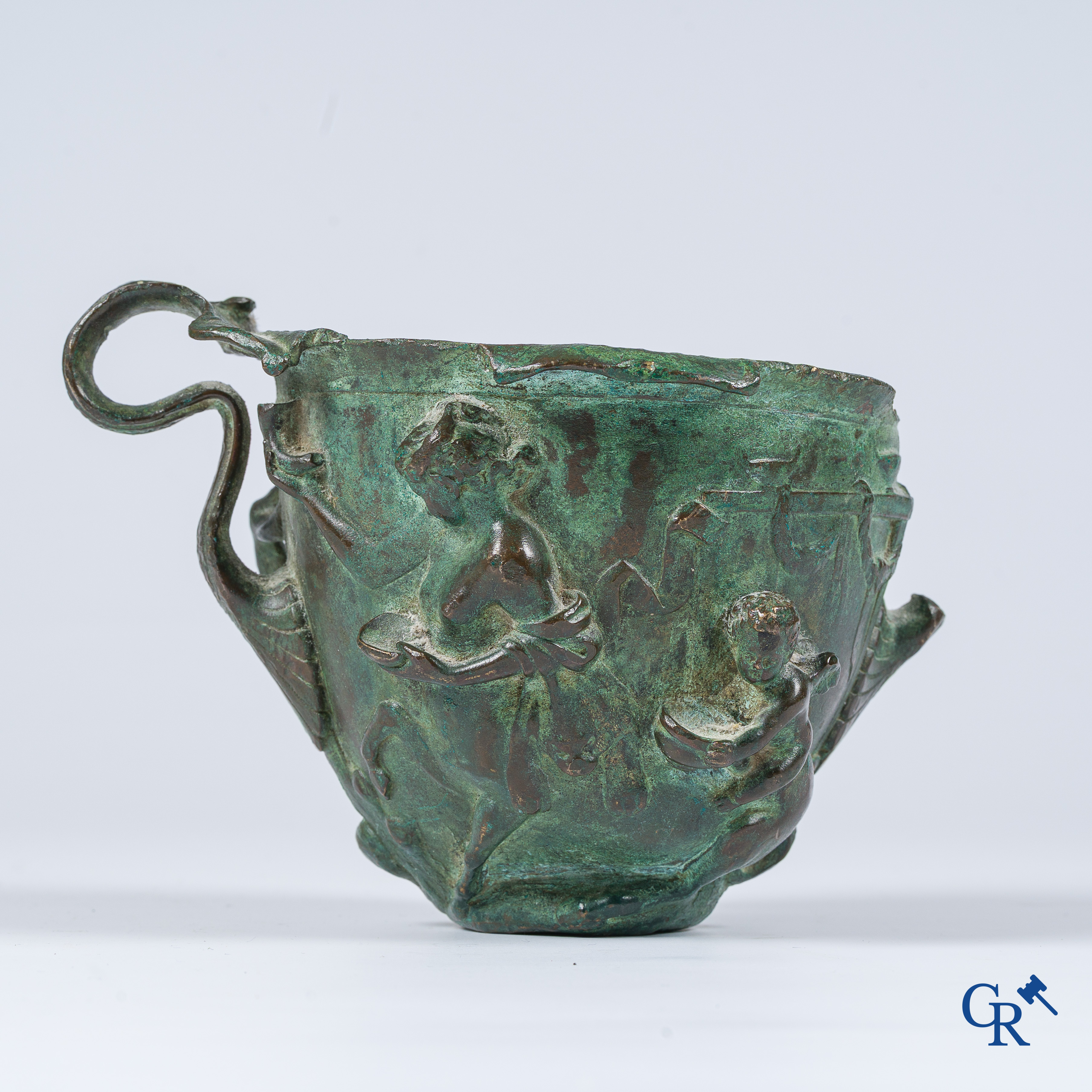 Bronzen wijnbeker naar een antiek Romeins of Grieks voorbeeld. De god Eros met de centauren. 18e-19e eeuw.