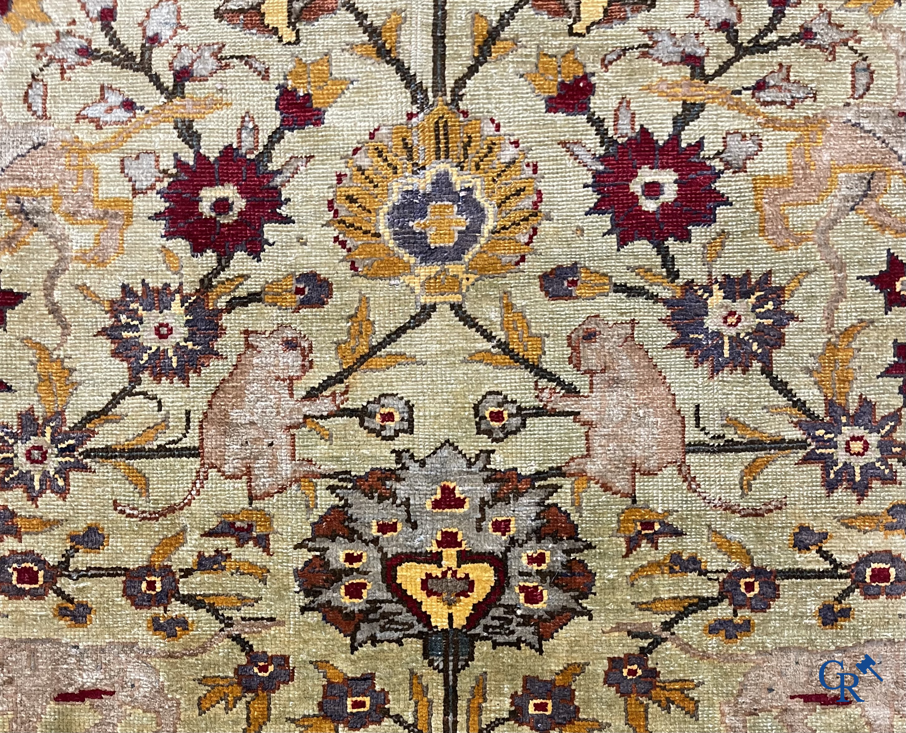 Oosterse tapijten. Antiek handgeknoopt zijden tapijt met dieren en floraal decor op goudkleurige fond.