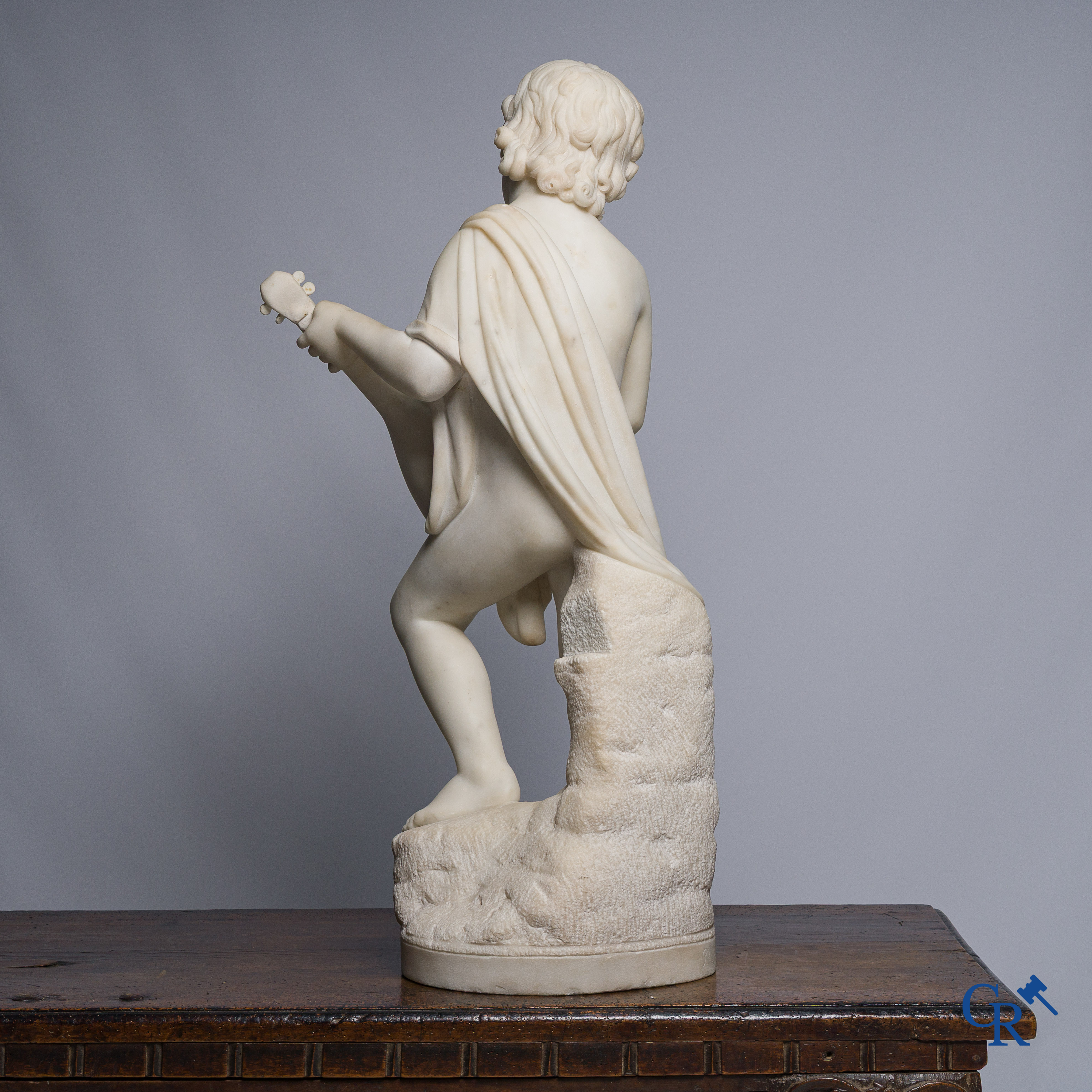 Leopoldo Giromella (Carrara, 1815-1870) Voorstelling van een mandolinespeler in gebeeldhouwd marmer. Circa 1860.