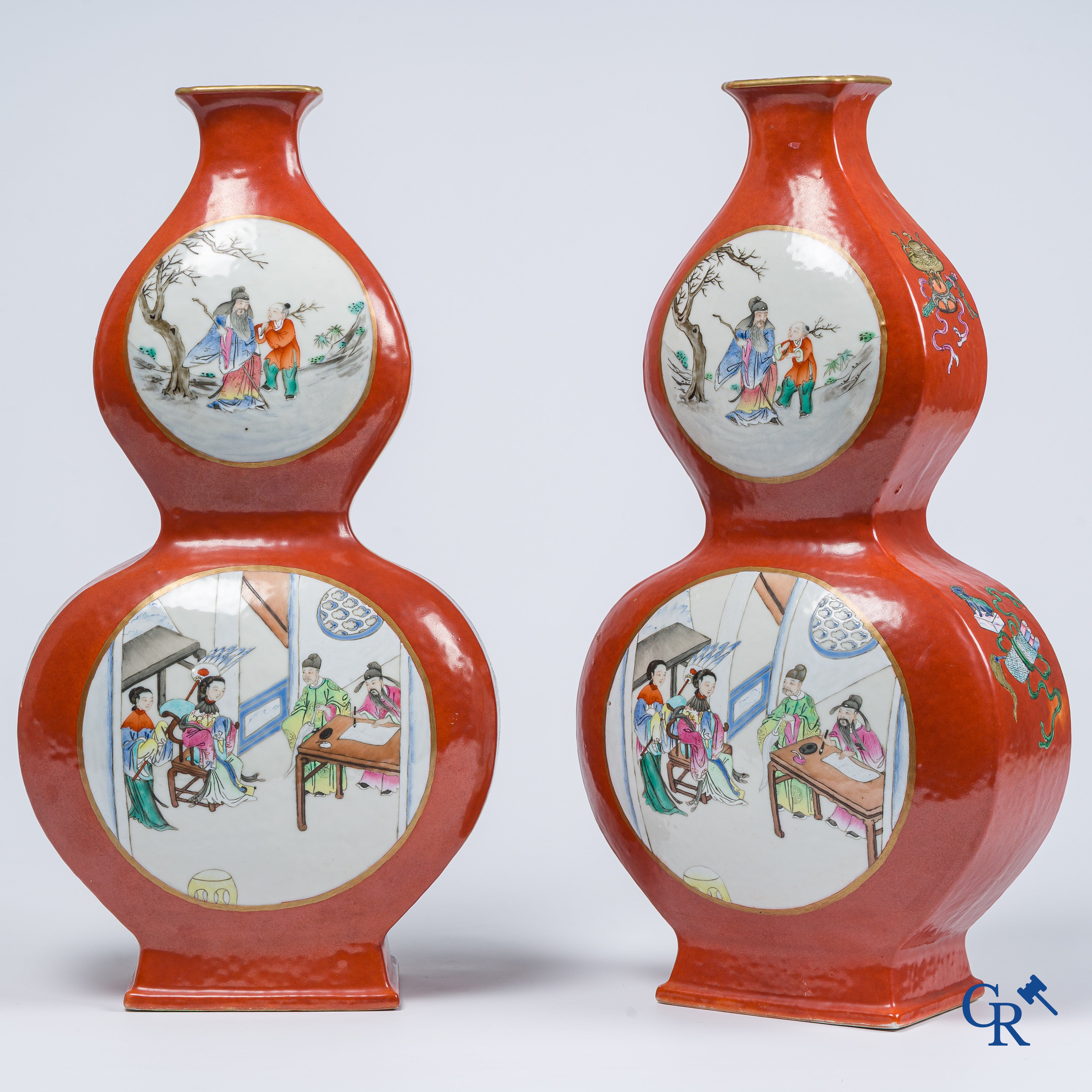 Aziatica. Chinees porselein. 2 dubbele kalebasvormige vazen met famille rose medaillons op een koraalrode ondergrond.