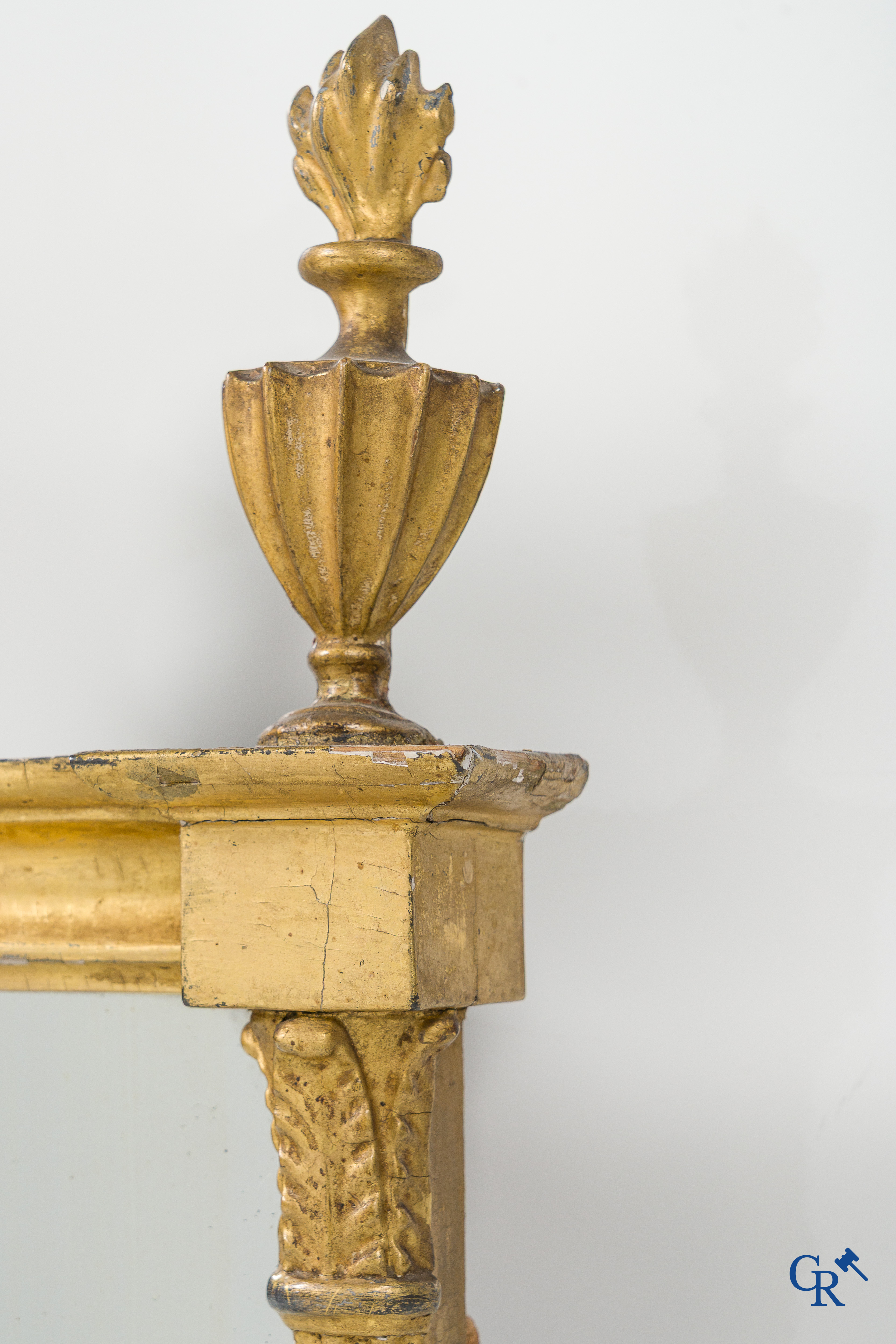 Een hout gesculpteerde en vergulde decoratieve spiegel. Eind 18e - Begin 19e eeuw.