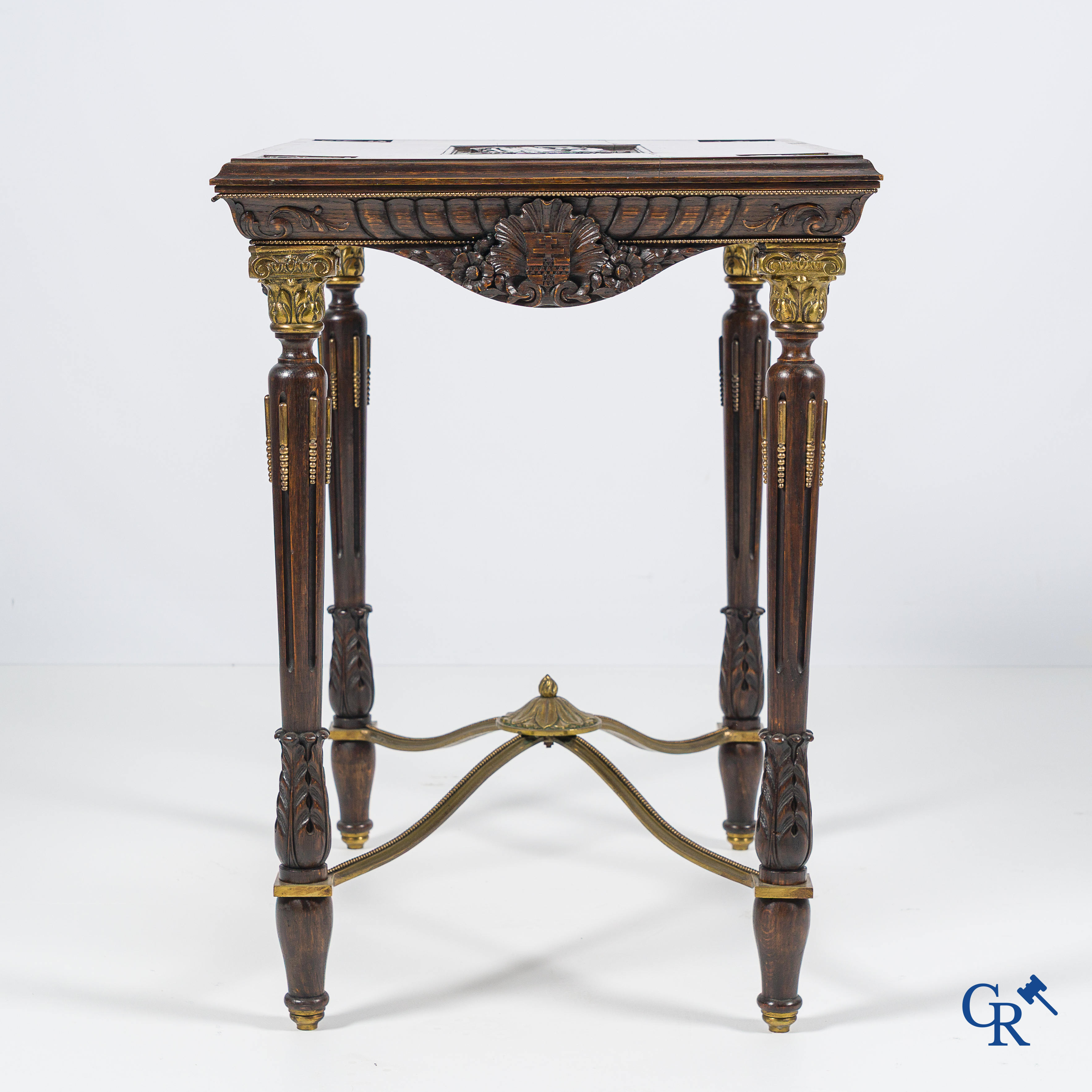 Picanol, Ieper. Uitzonderlijke tafel met taferelen van weefgetouwen, ambachten en wapenschilden. Augustus 1946.