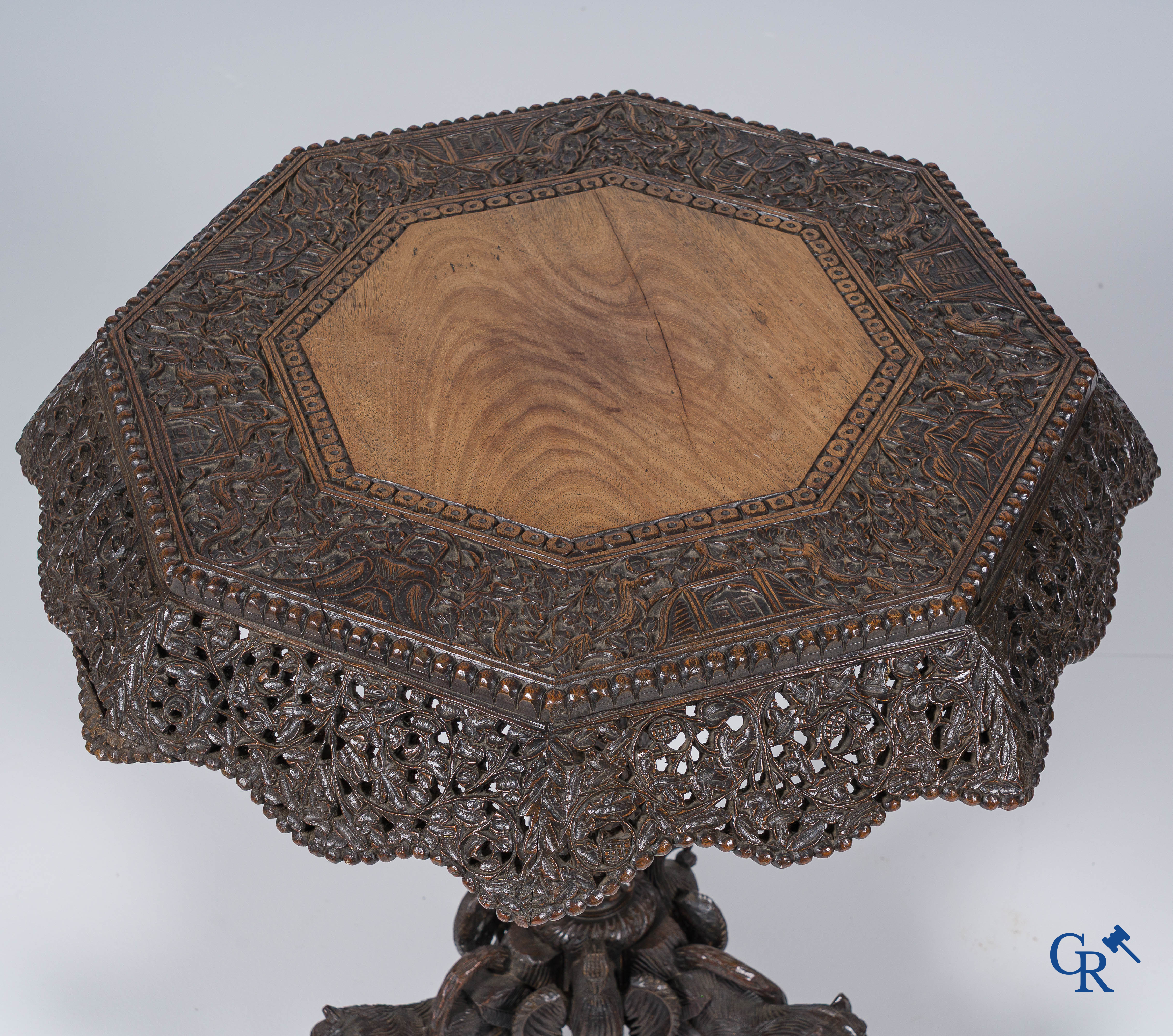 Rijkelijk en fijn gesculpteerde Birmese bijzettafel met octagonaal bovenblad. Birma, 19e eeuw.