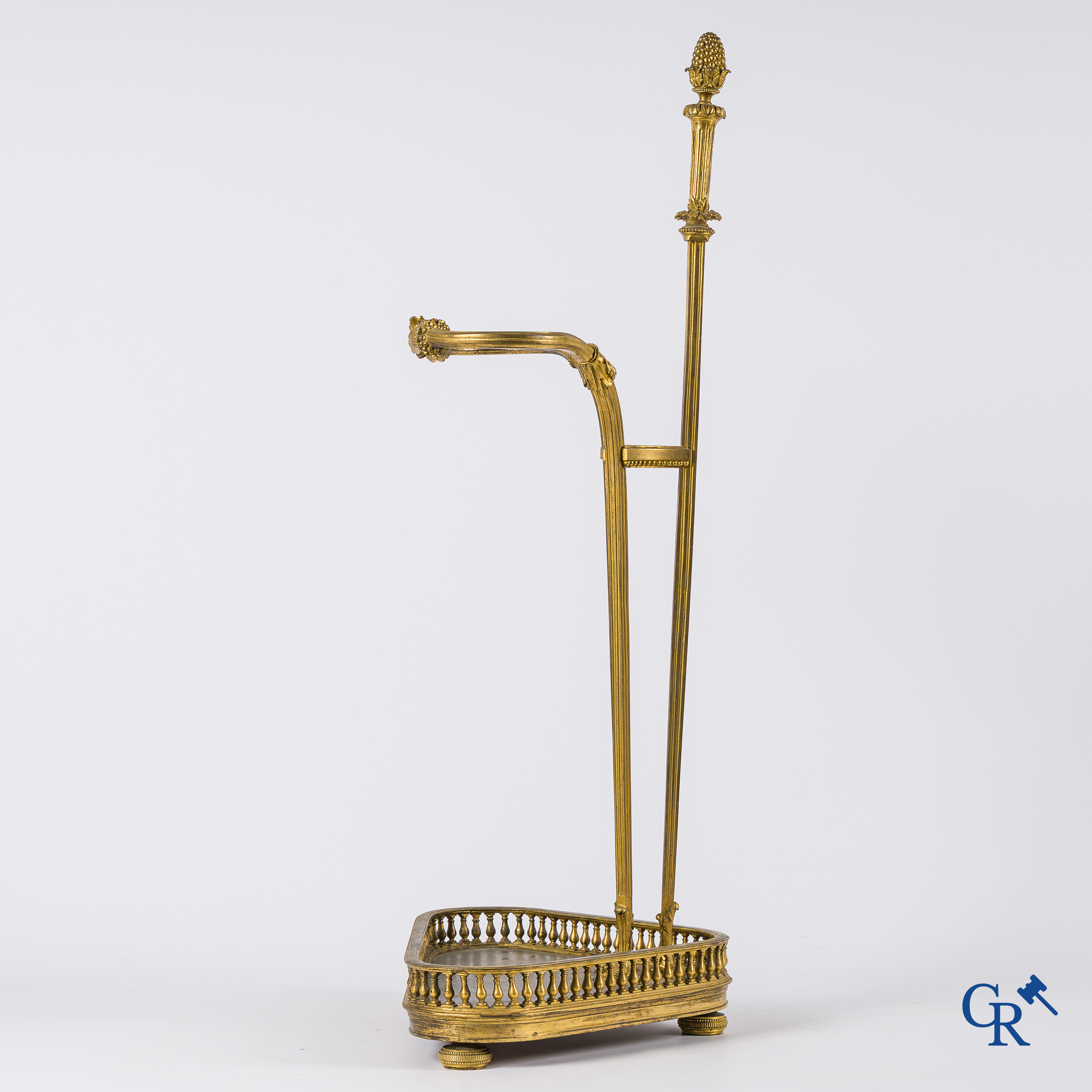 Empire. Porte parapluie met adelaarskoppen in fijn geciseleerde en vergulde brons. Frankrijk, circa 1810.