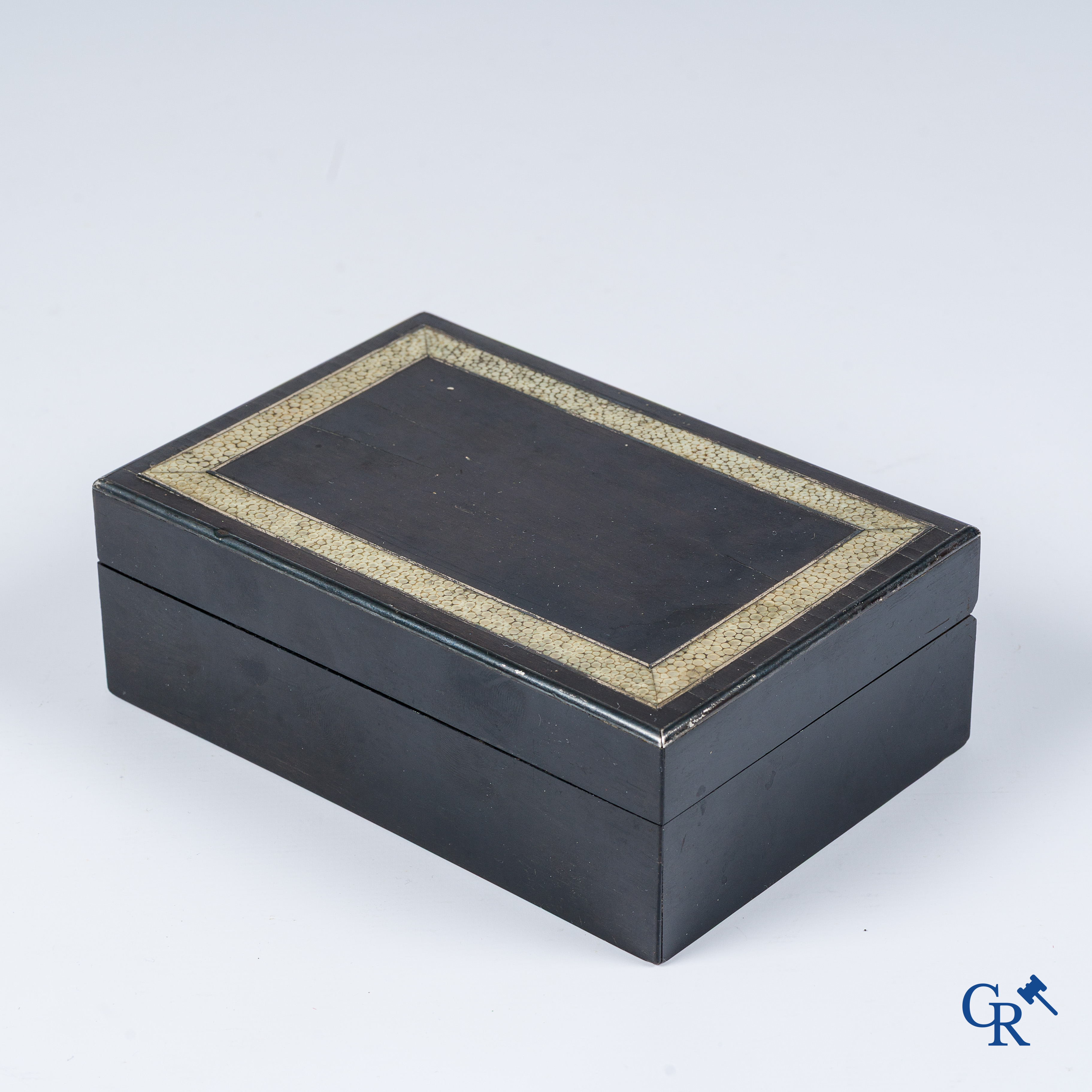 Alfred Dunhill, London. Art Deco. Sigarendoos in ebbenhout fineer en Cubaans hout afgewerkt met galuchat en zilver.