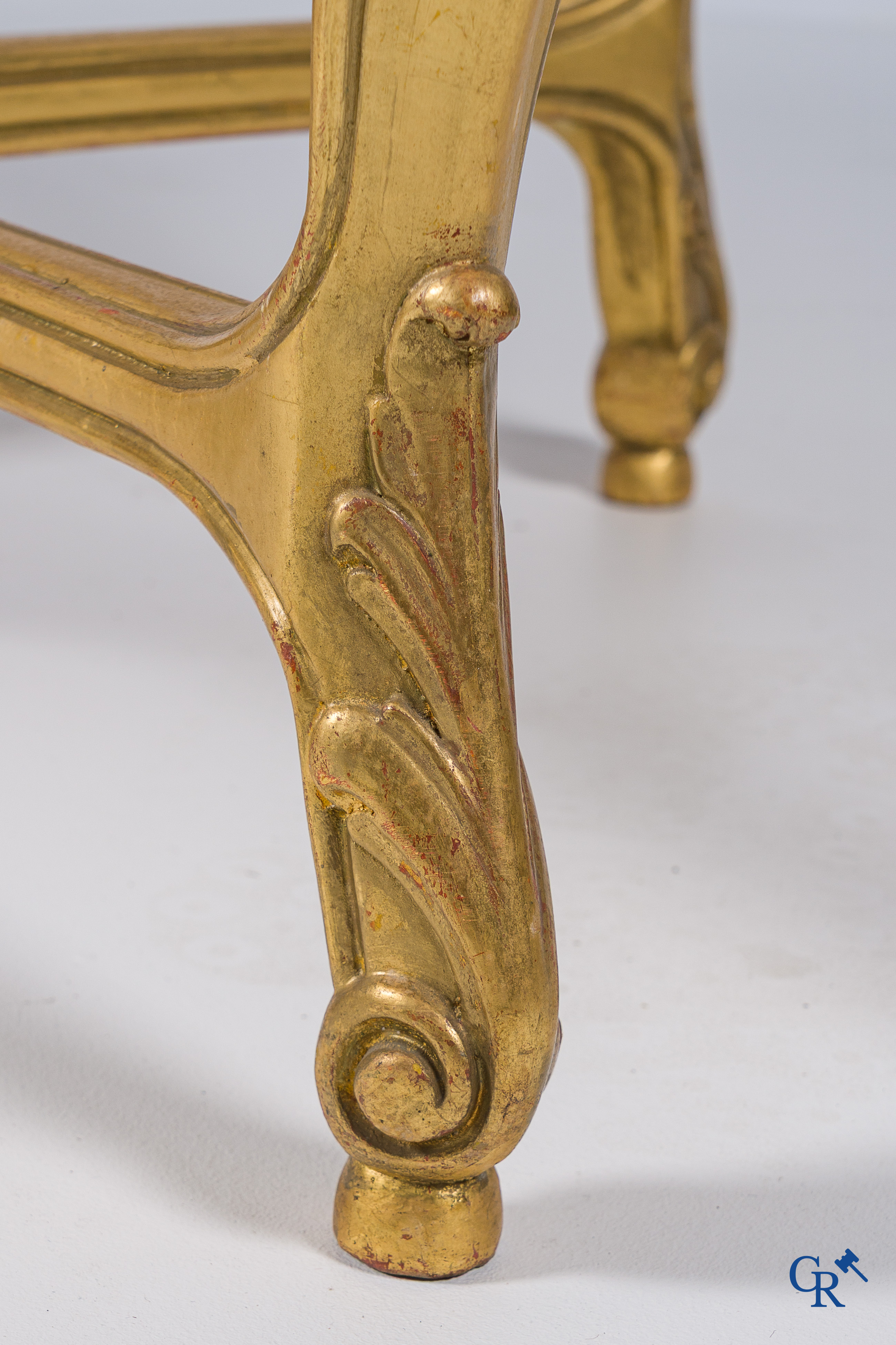 Hout gesculpteerde en vergulde console tafel met marmer bovenblad. LXV-stijl.
