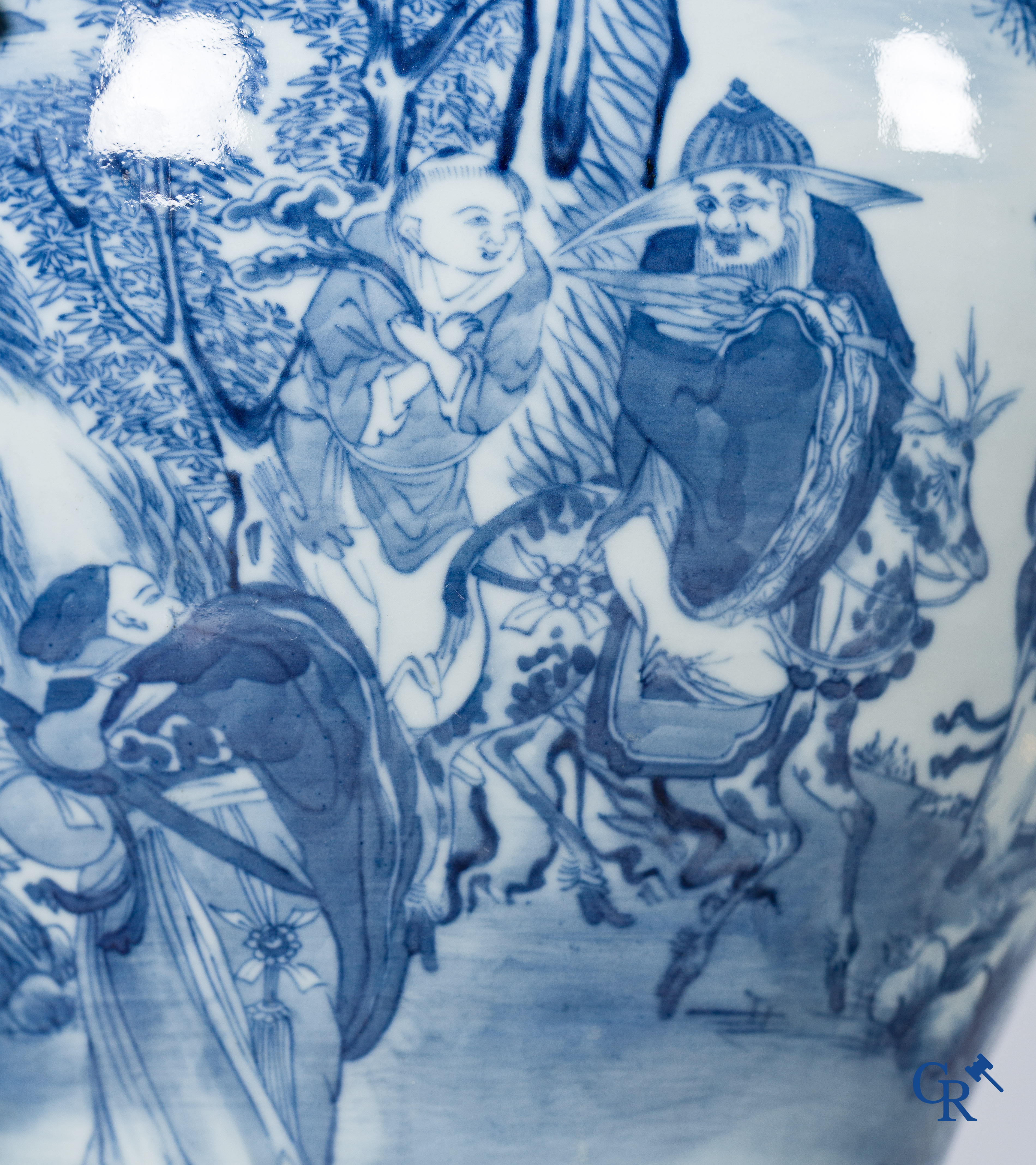 Aziatica. Chinees porselein. Imposante 5-delige schouwgarnituur in Chinees blauw wit porselein en brons.