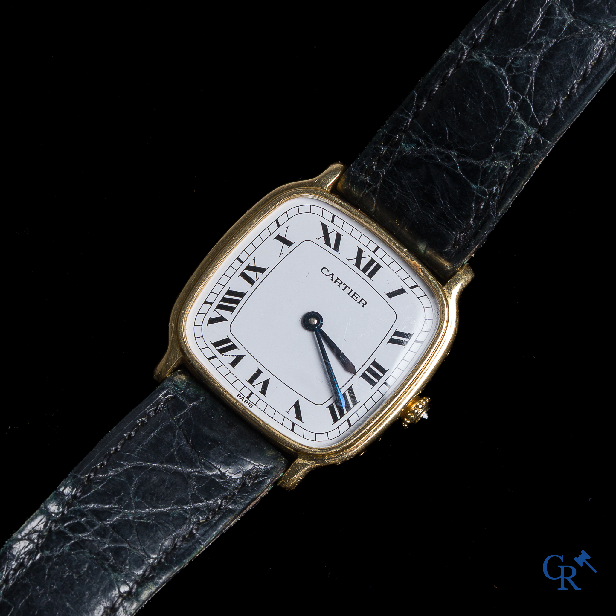 Cartier, Paris. Een geelgouden dames polshorloge met wit geëmailleerde wijzerplaat. Chambord. Circa 1970.