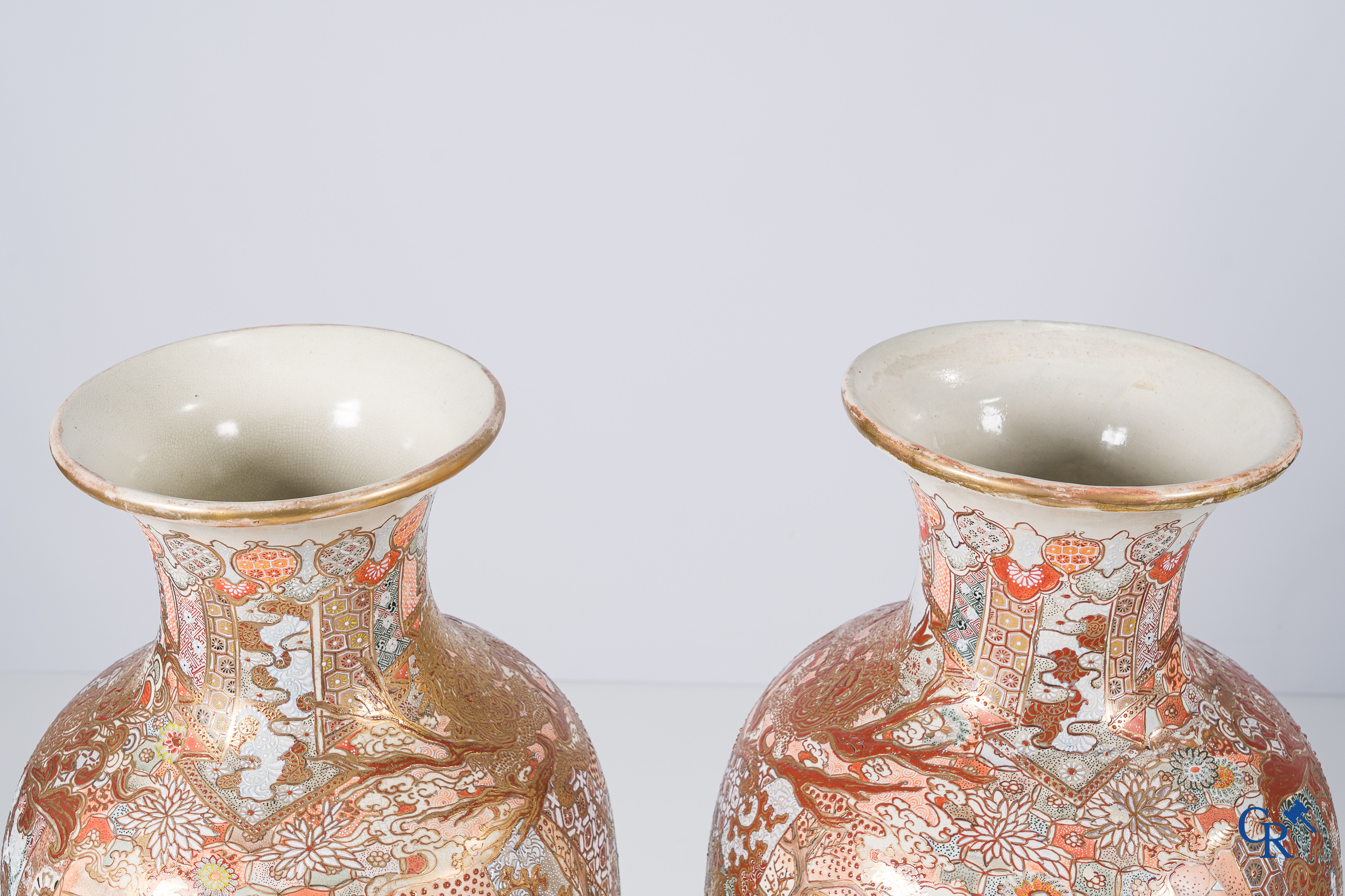 Aziatica. Japanse kunst. Uitzonderlijk groot paar fijn gedecoreerde Satsuma vazen. 19e eeuw.