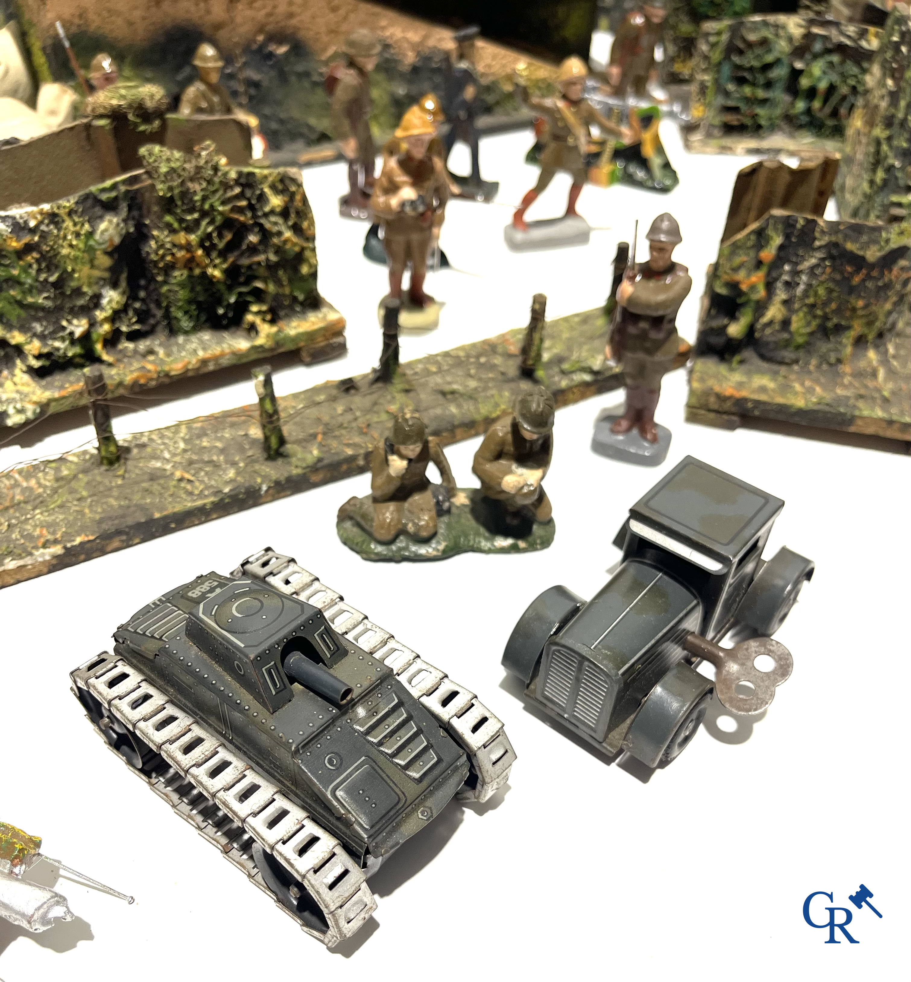 Groot lot militair speelgoed. Gamma tanks, figuren in composiet, bunkers, loopgraven, veldhospitaal, enz. Jaren '30-'40.