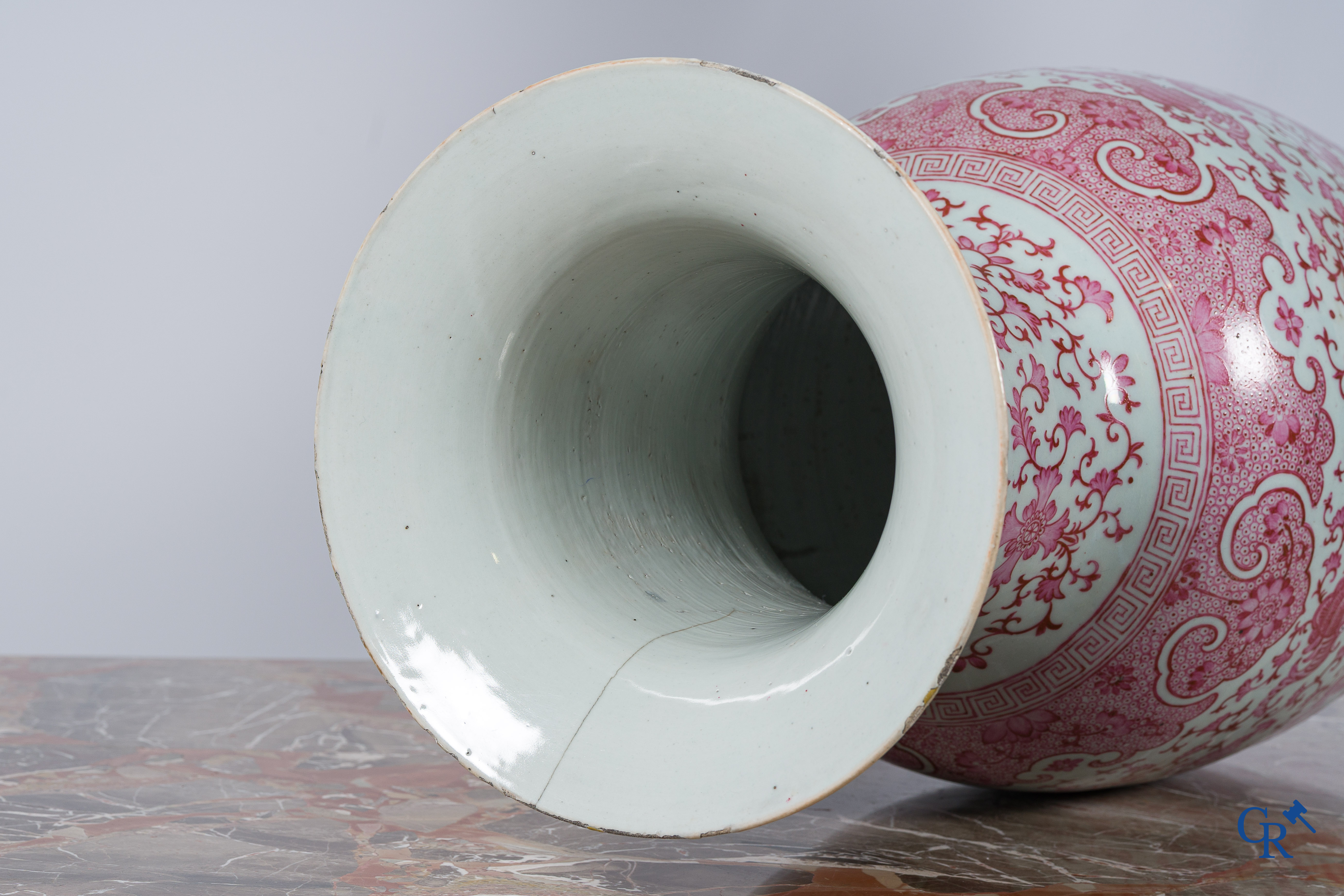 Aziatica. Chinees porselein. Grote baluster vaas met purperroze motieven. 19e eeuw.