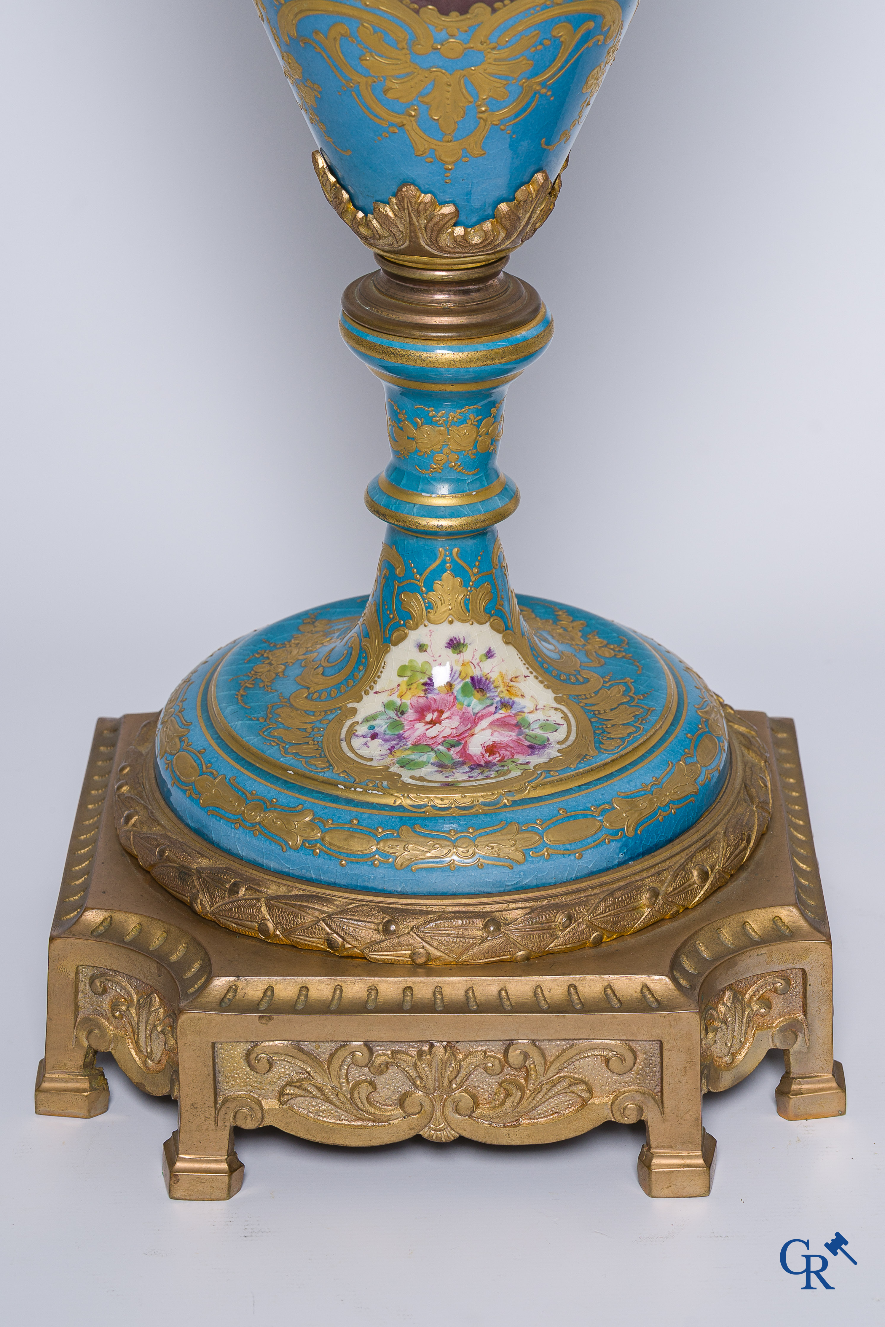 Sèvres, Château des Tuileries. Imposant paar vazen in lichtblauw Sèvres porselein op draaisokkel. Napoleon III-periode.