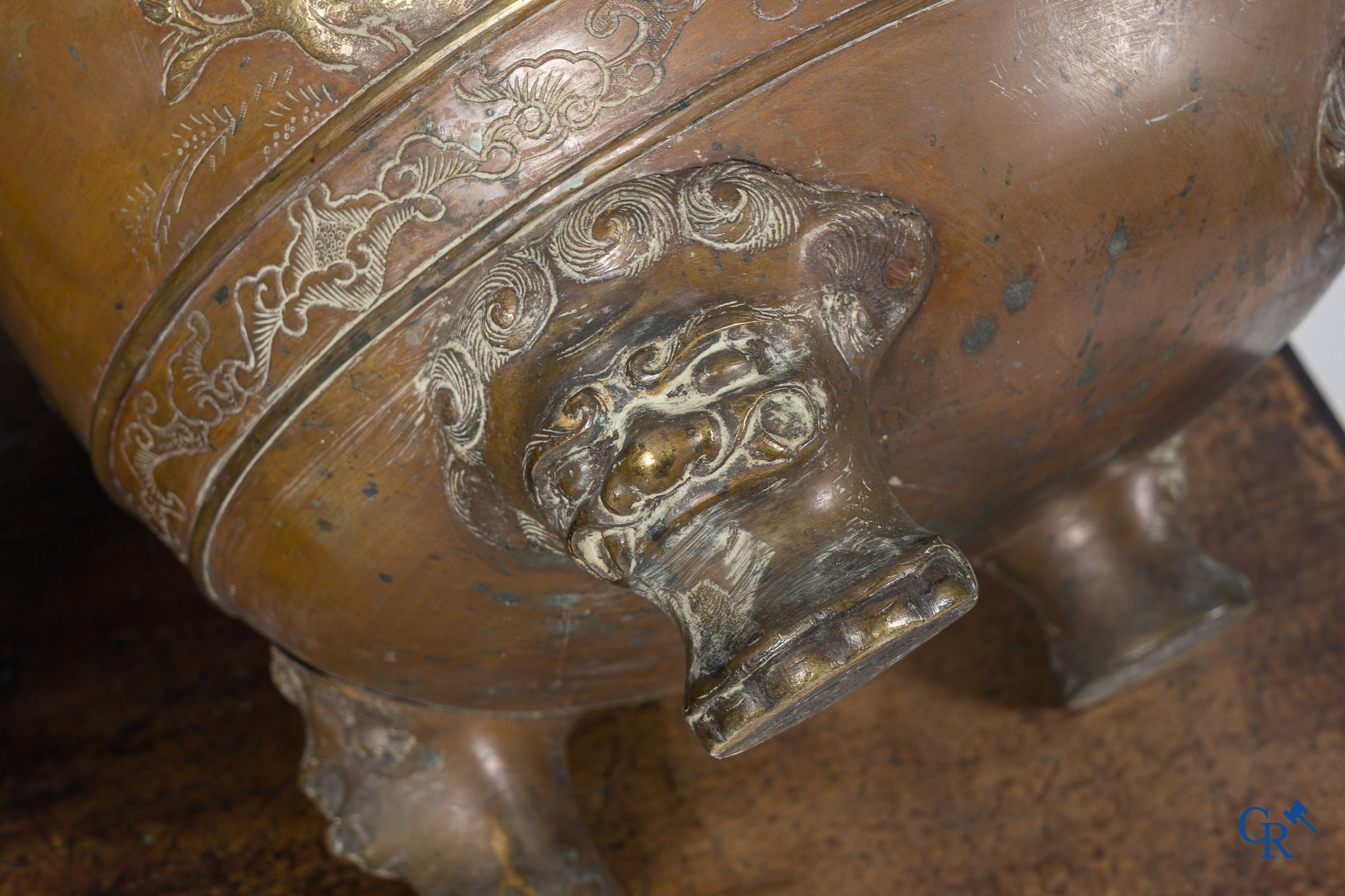 Aziatica. Japan. 2 grote Japanse bronzen cache-pots of jardinières. Decor van pauwen. 19e eeuw.