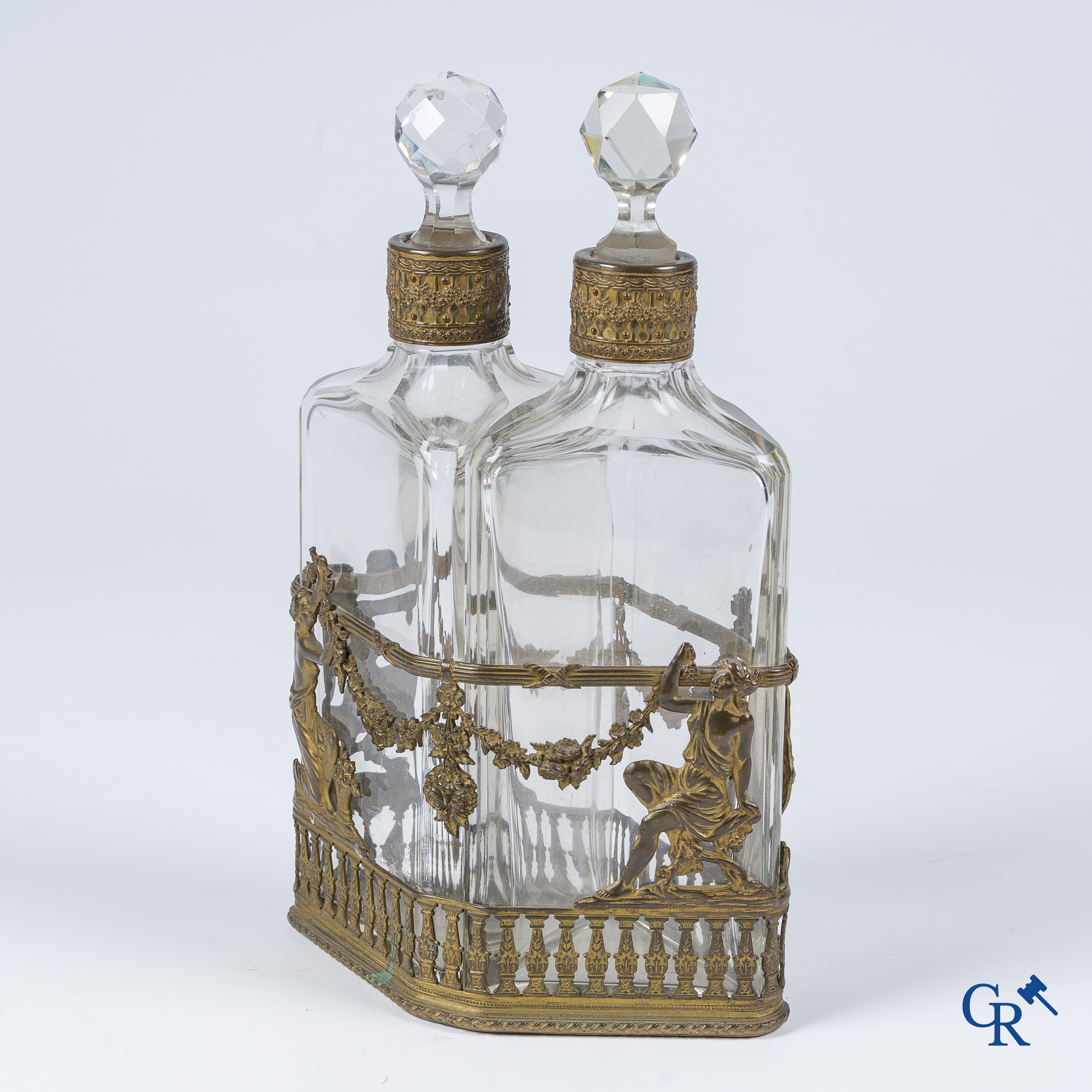 Parfumstel met twee grote flacons van geslepen kristal ingezet in een montuur van verguld brons. Circa 1900.