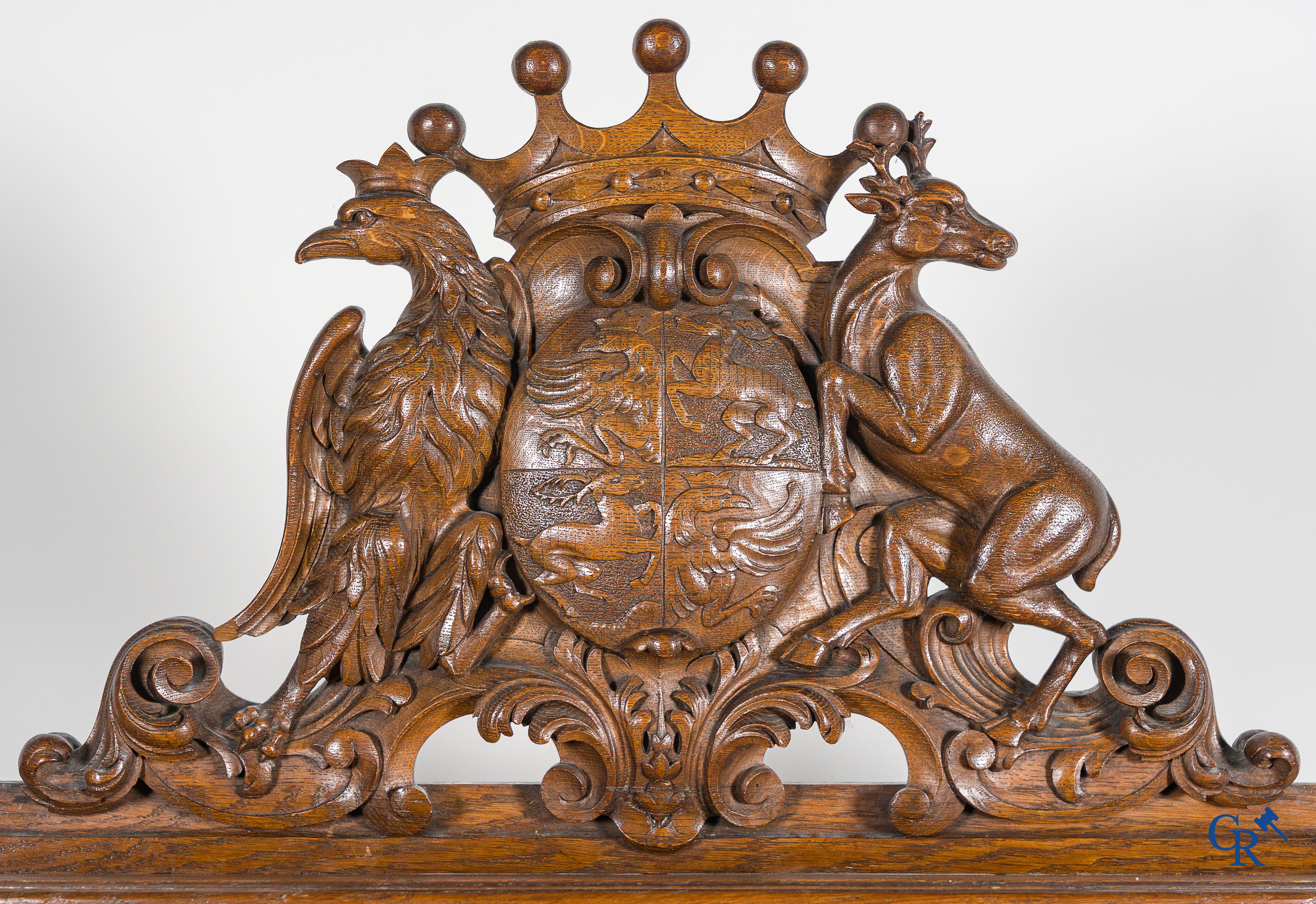 Meubelen. Rijkelijk gesculpteerd desserte meubel met wapenschilden in eikenhout. Louis XIII-stijl, 19de eeuw.