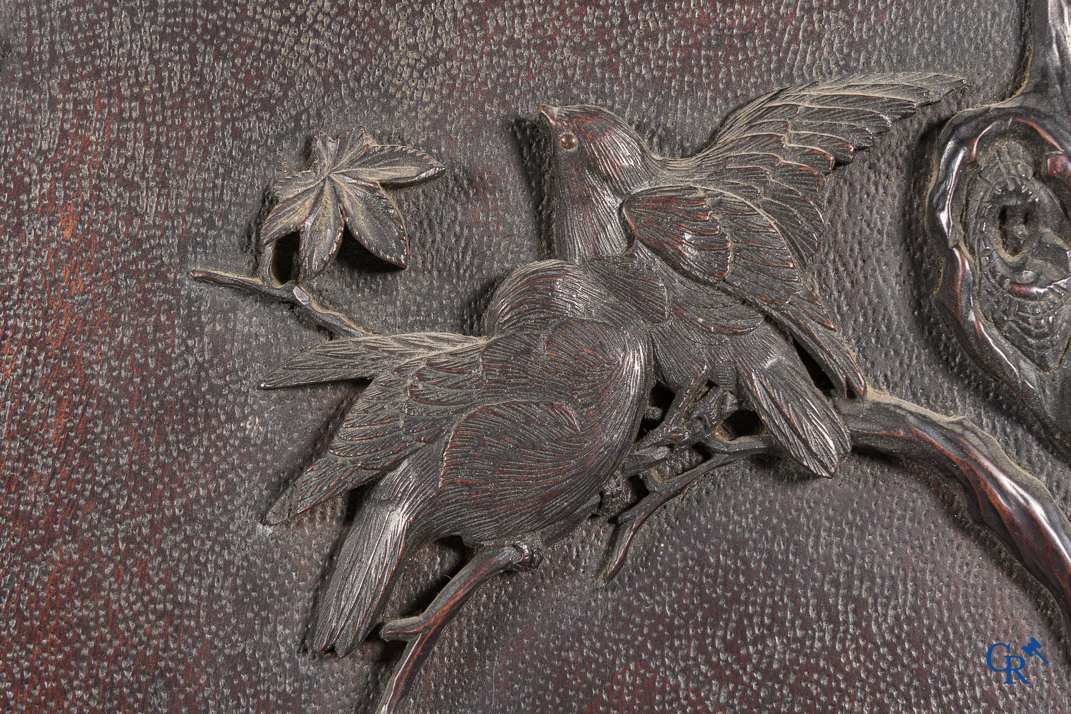 Aziatica. Imposant en uitzonderlijk meubel met fijn gesculpteerde Chinese panelen. 19e eeuw.