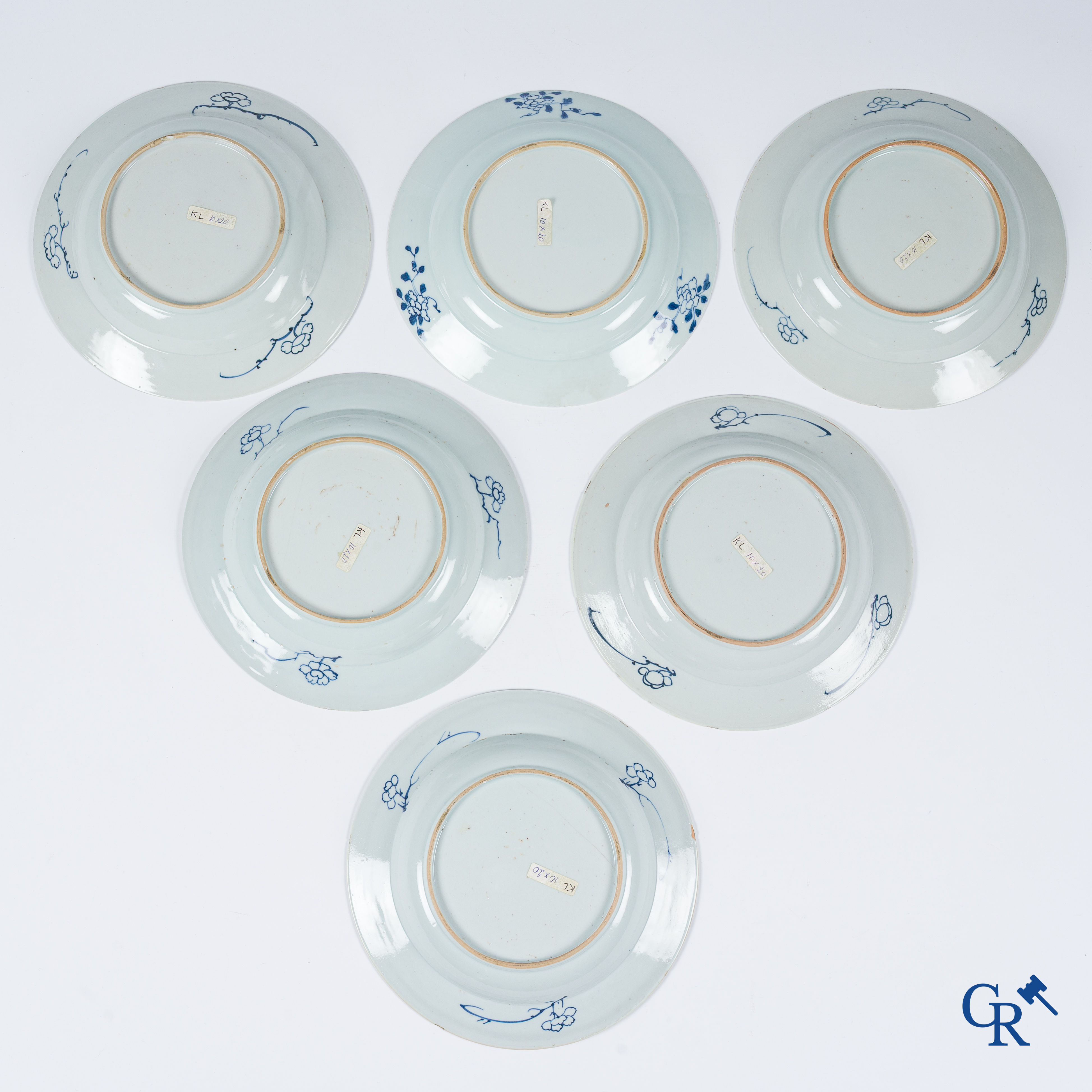 Aziatica. Chinees porselein. Reeks van 6 antieke diepe blauw wit borden. Qianlong periode.