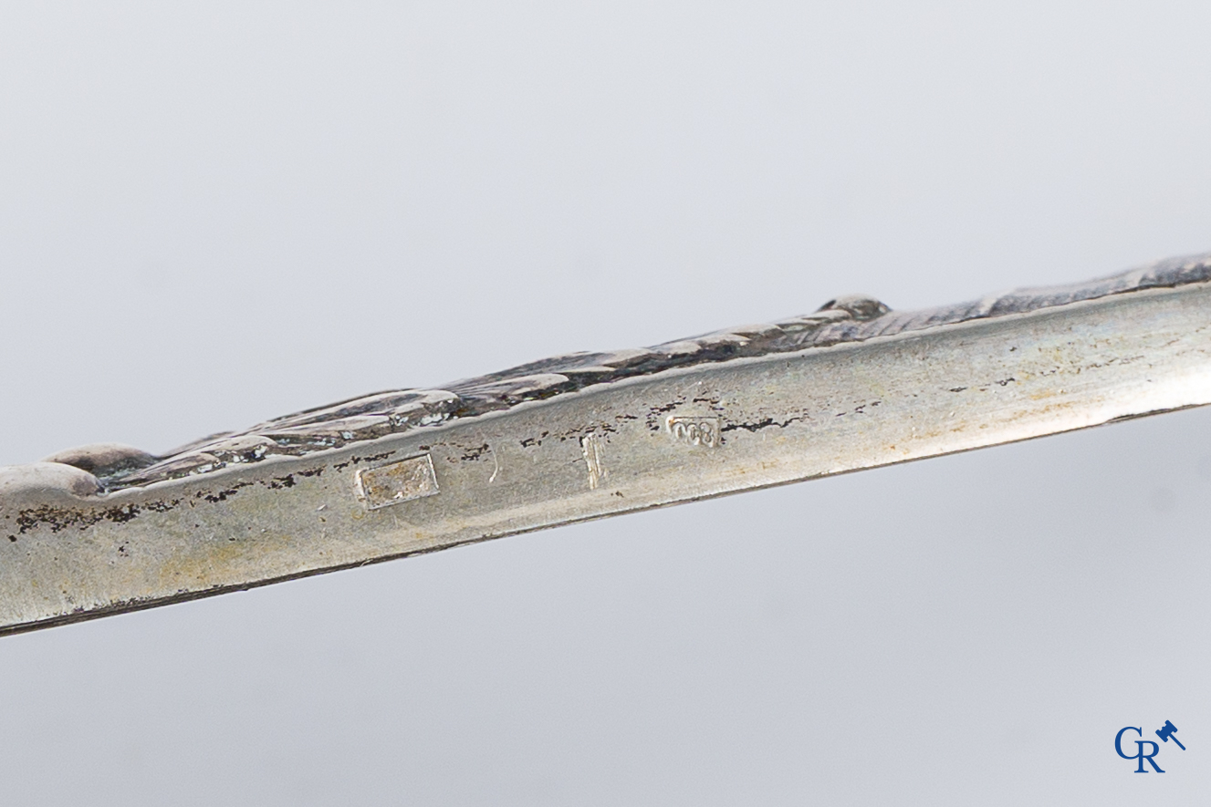 Zilver. Kavel met een avondtas in zilver 925°/00, een slotstuk in zilver 800°/00 een een zilver 800°/00 paraplu handvat.