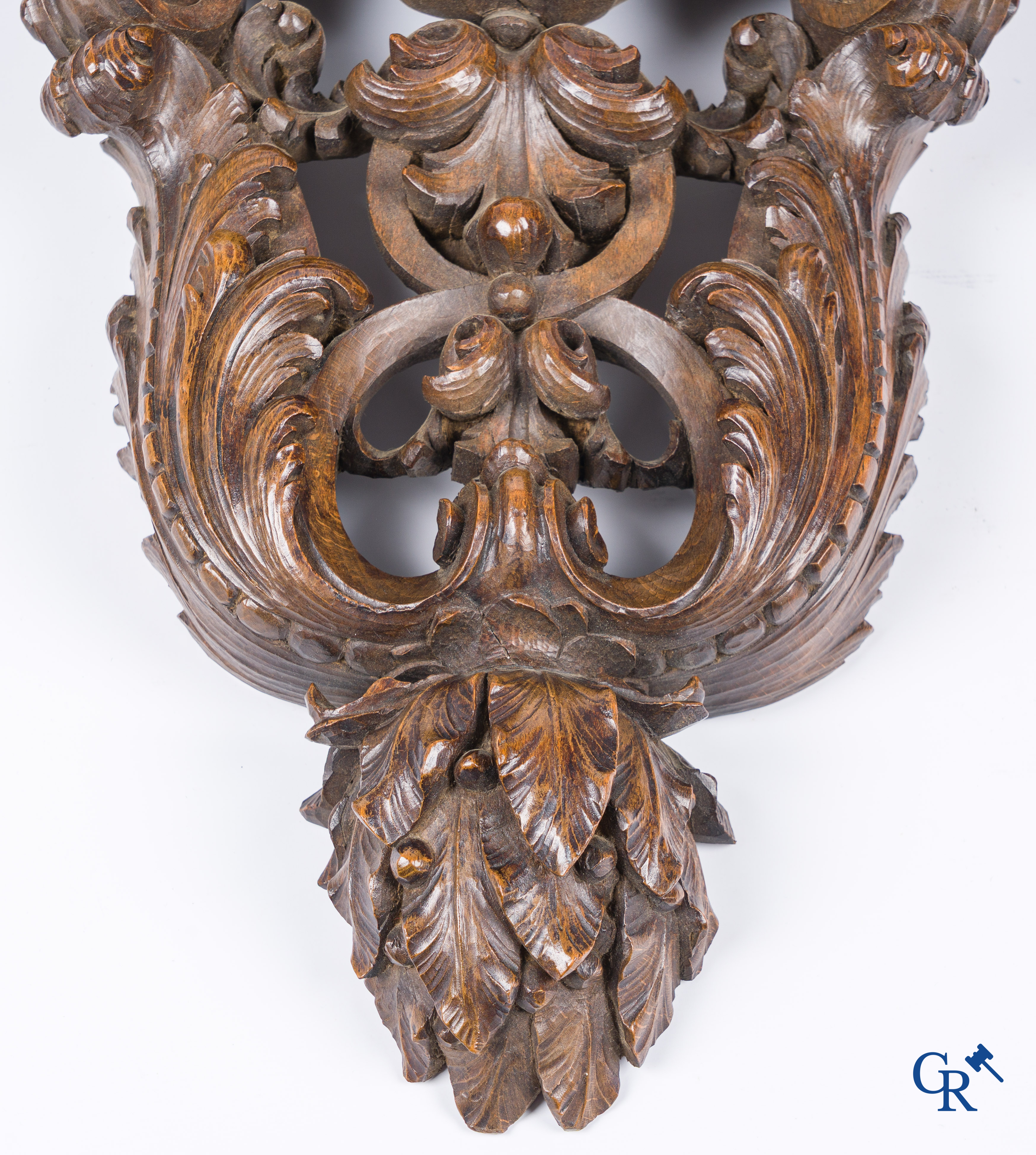 Een rijkelijk gesculpteerde Renaissance-stijl muurconsole in notelaar. 19e eeuw.