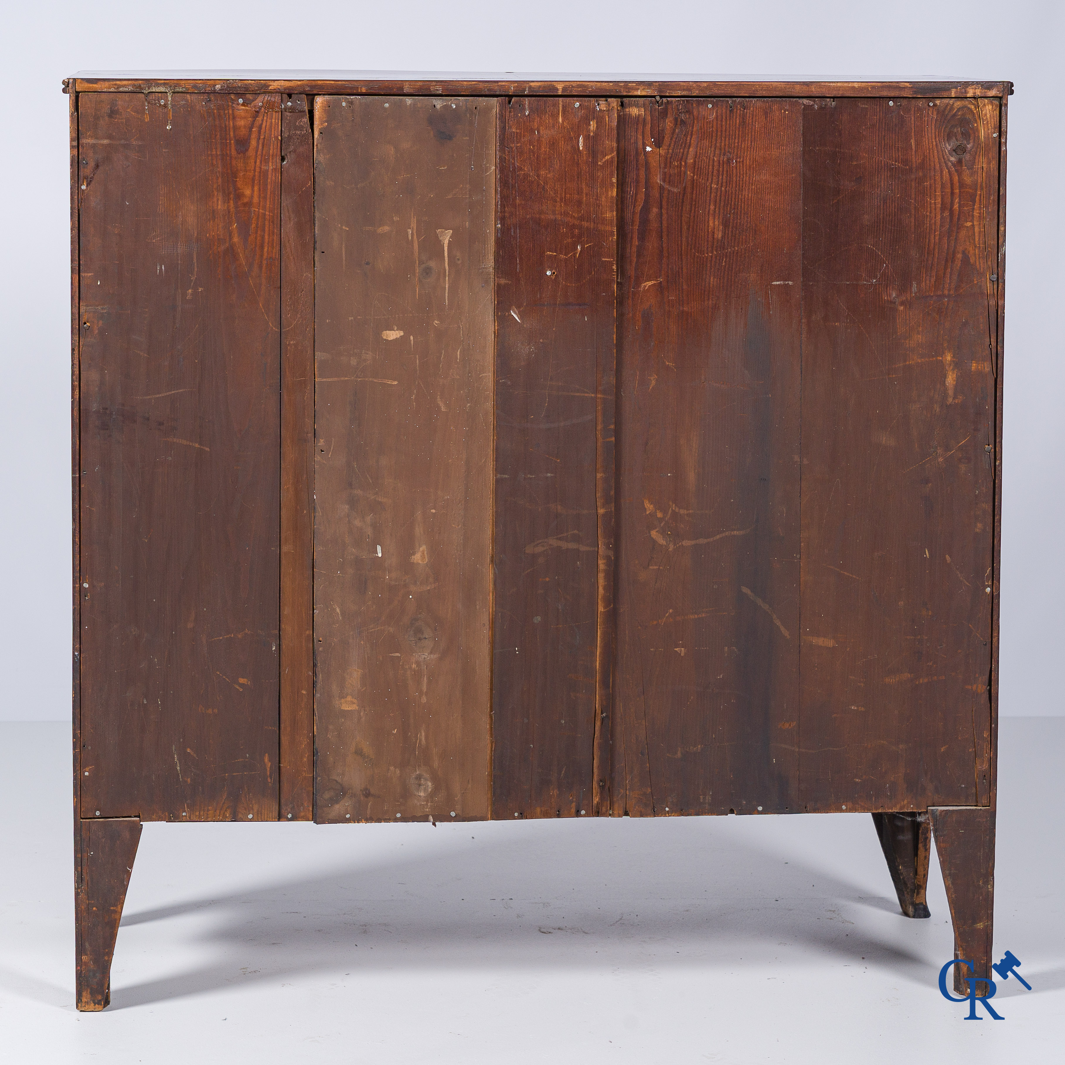 Meubelen. Zogenaamde "Bow front" commode met 5 laden in mahoniehout. Engeland 19e eeuw.