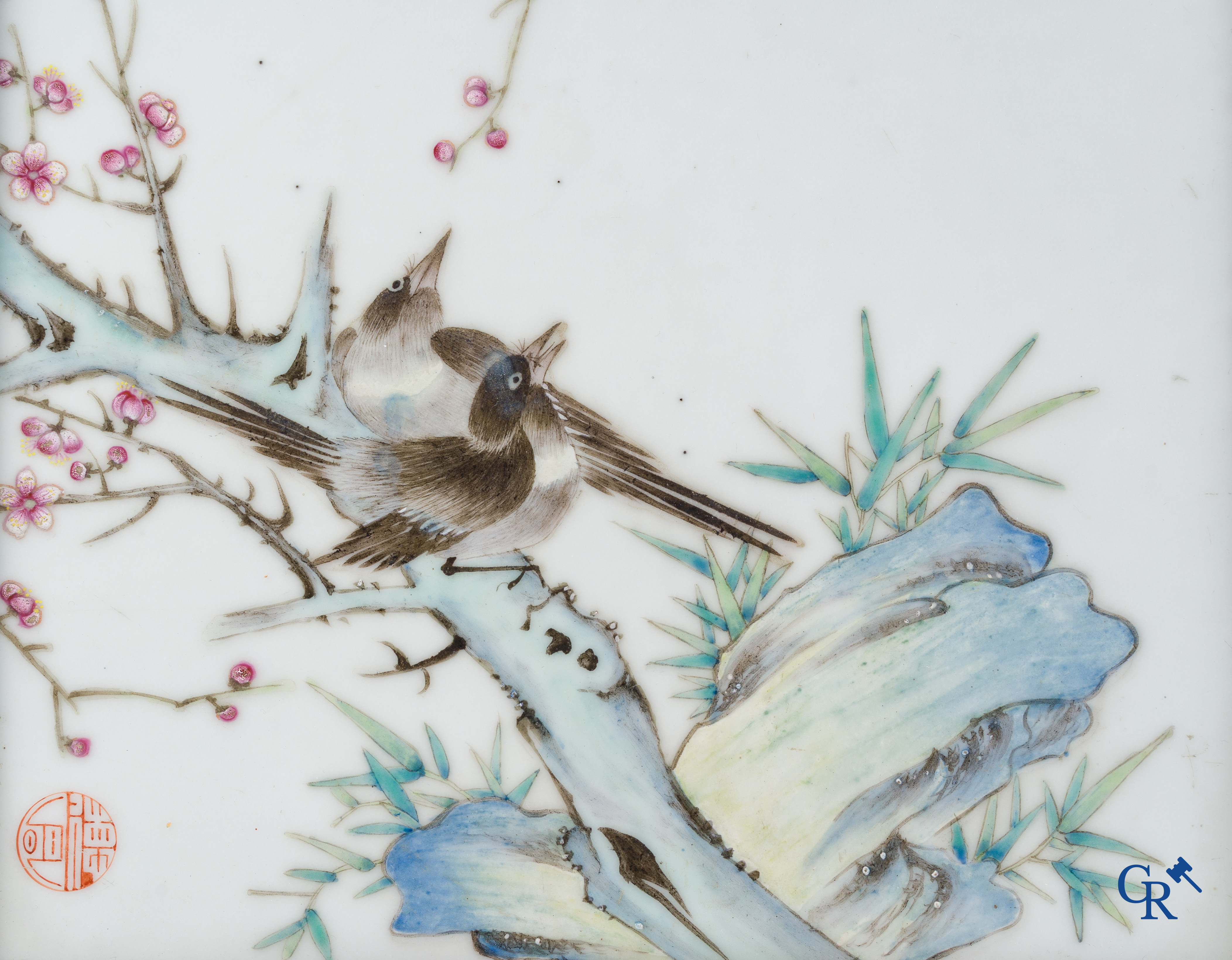 Aziatica, een grote Chinese porselein plakket met vogels en bloementakken. Gemerkt.